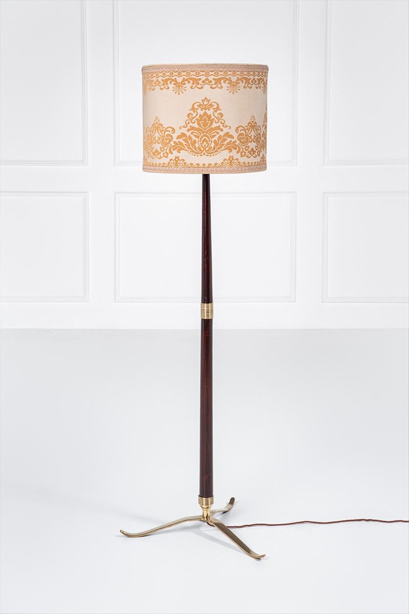Lampada da terra, legno massello tinto, ottone e tessuto (ca. 1950)