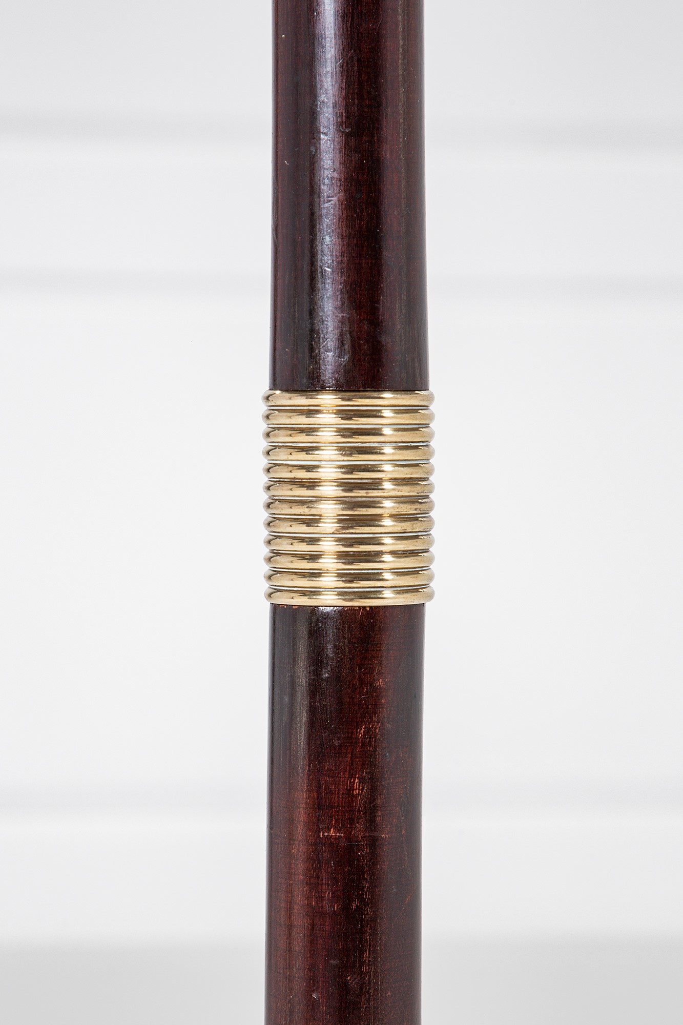 Lampada da terra, legno massello tinto, ottone e tessuto (ca. 1950)
