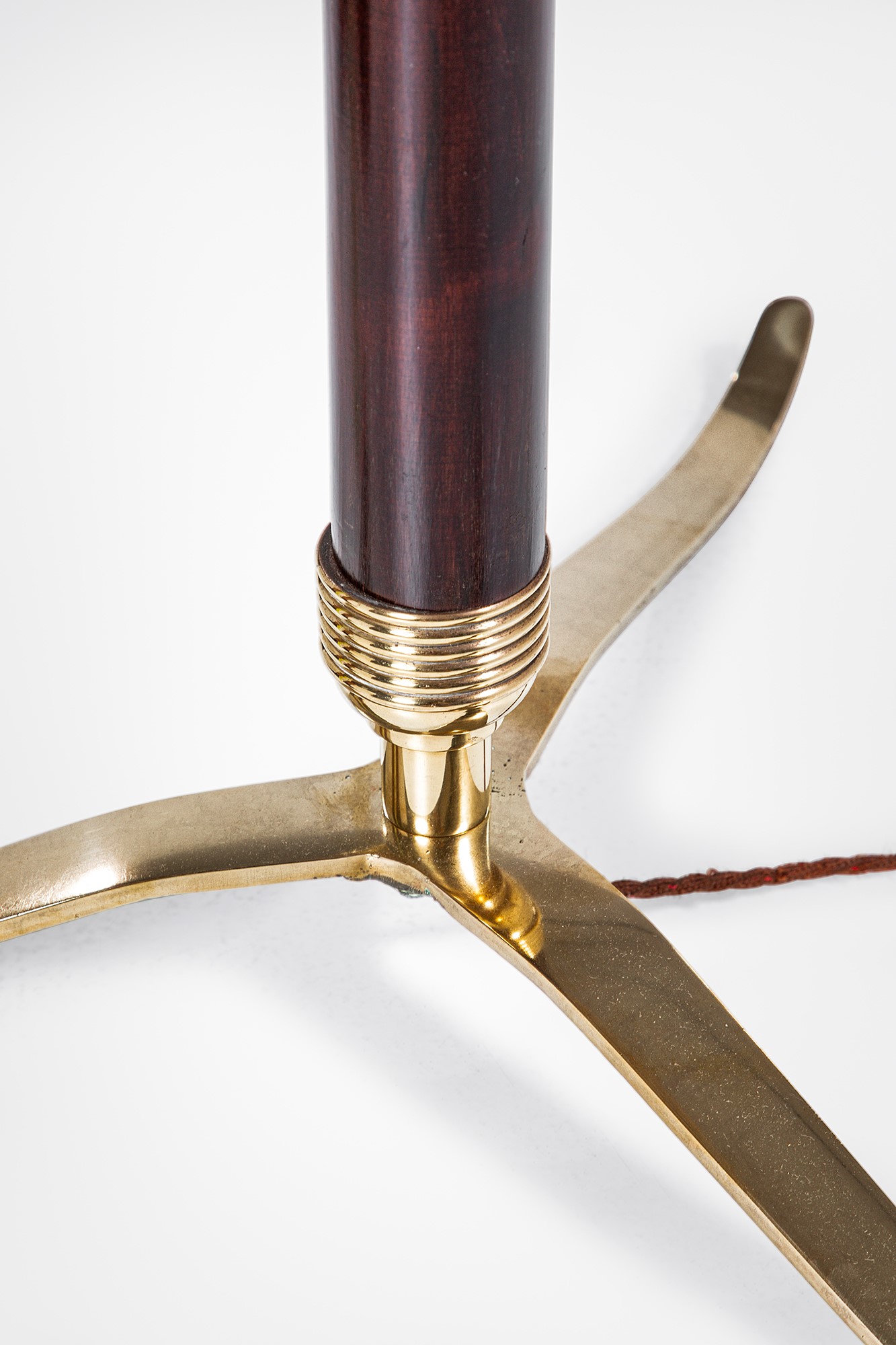 Lampada da terra, legno massello tinto, ottone e tessuto (ca. 1950)