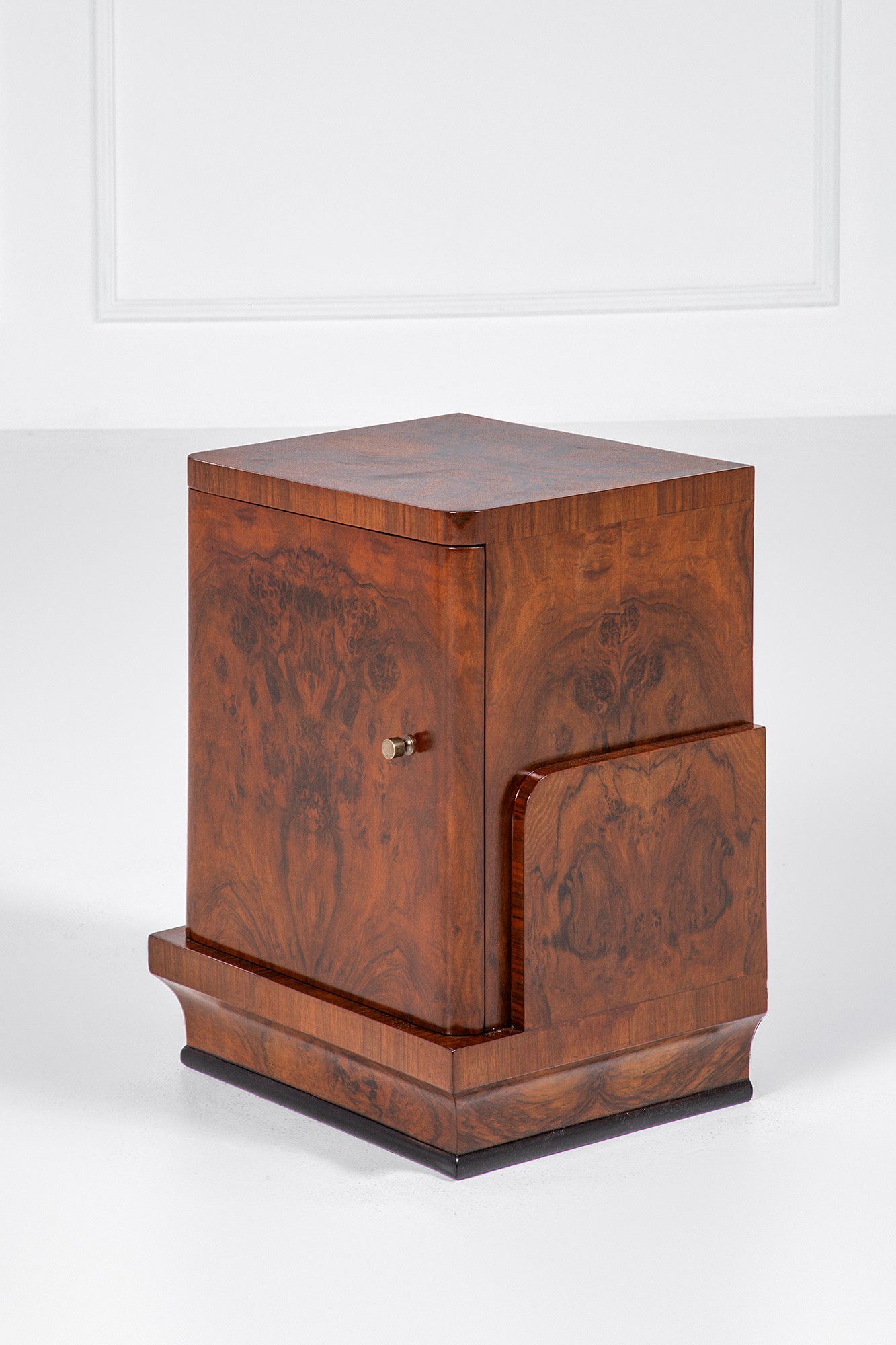 Comodini in stile déco, impiallacciato in radica e ottone, 1930 ca.