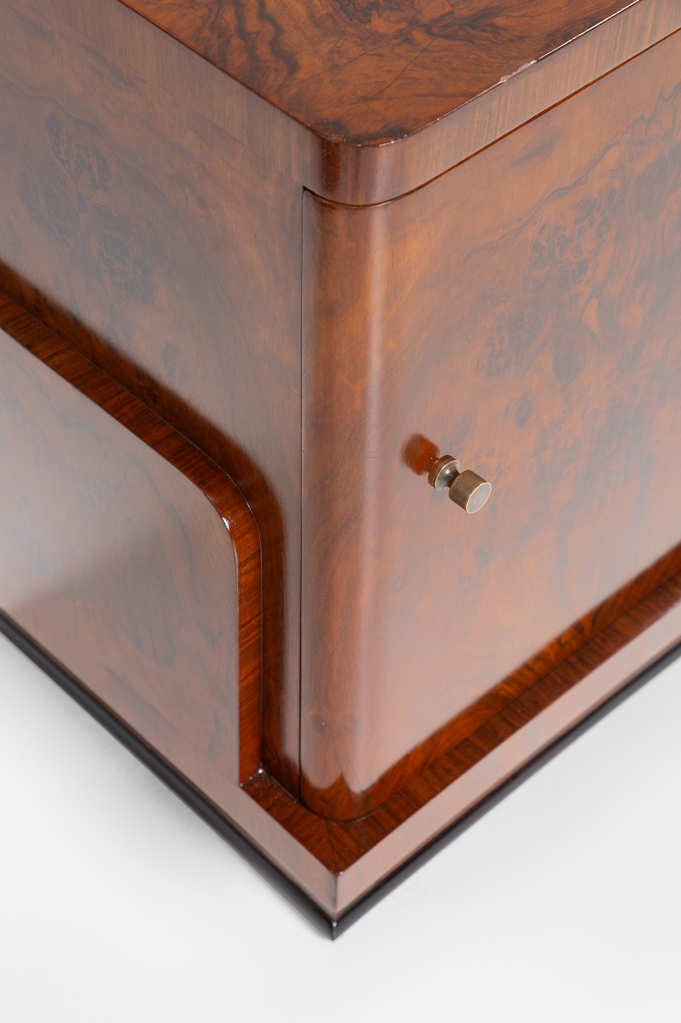 Comodini in stile déco, impiallacciato in radica e ottone, 1930 ca.