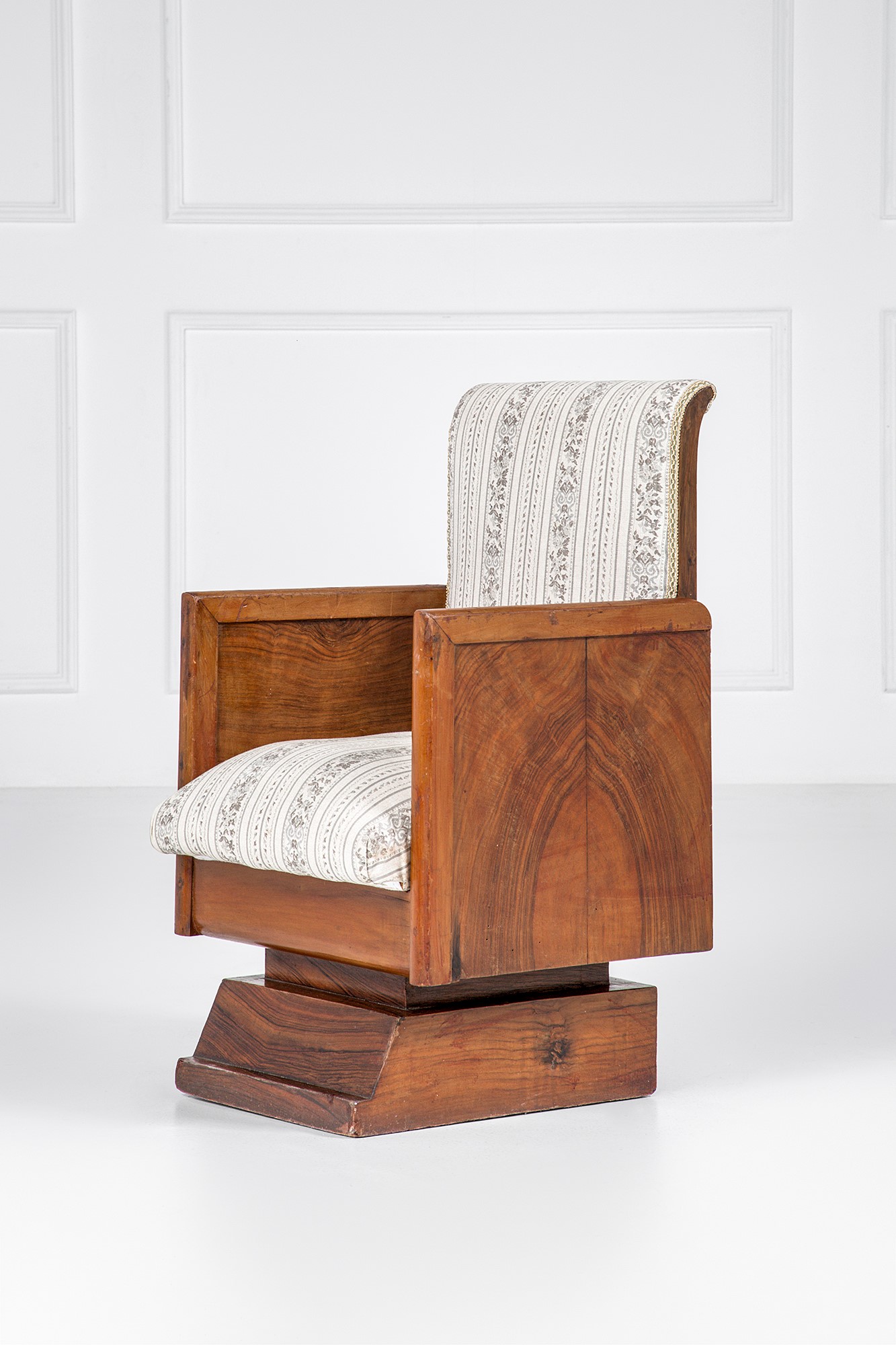 Set di due poltrone déco e un pouf, legno massello e impiallacciato, tessuto (circa 1930)