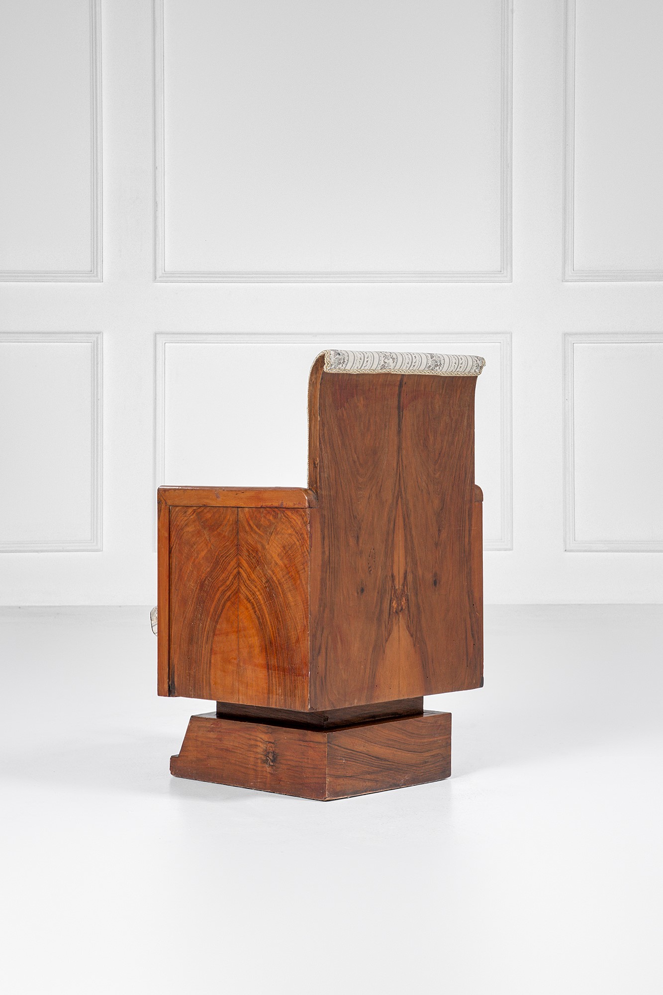 Set di due poltrone déco e un pouf, legno massello e impiallacciato, tessuto (circa 1930)