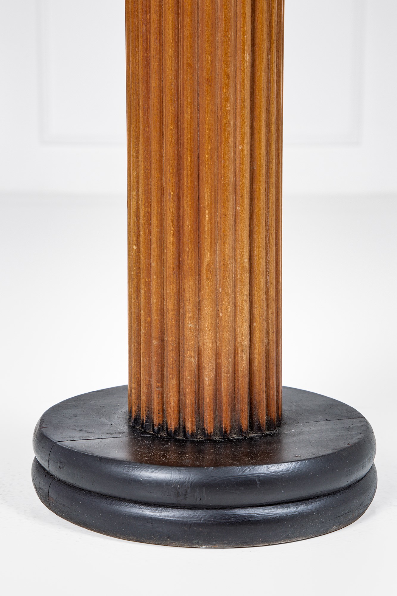Colonna portavaso déco, legno ebanizzato e legno grissinato (circa 1930)