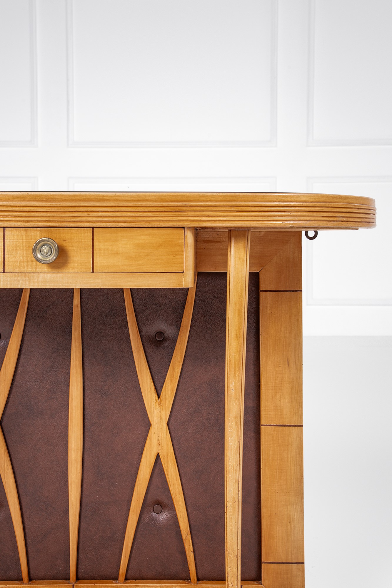 Console con cassetto, legno sagomato e impiallacciato, vetro colorato, ottone, similpelle (circa ...