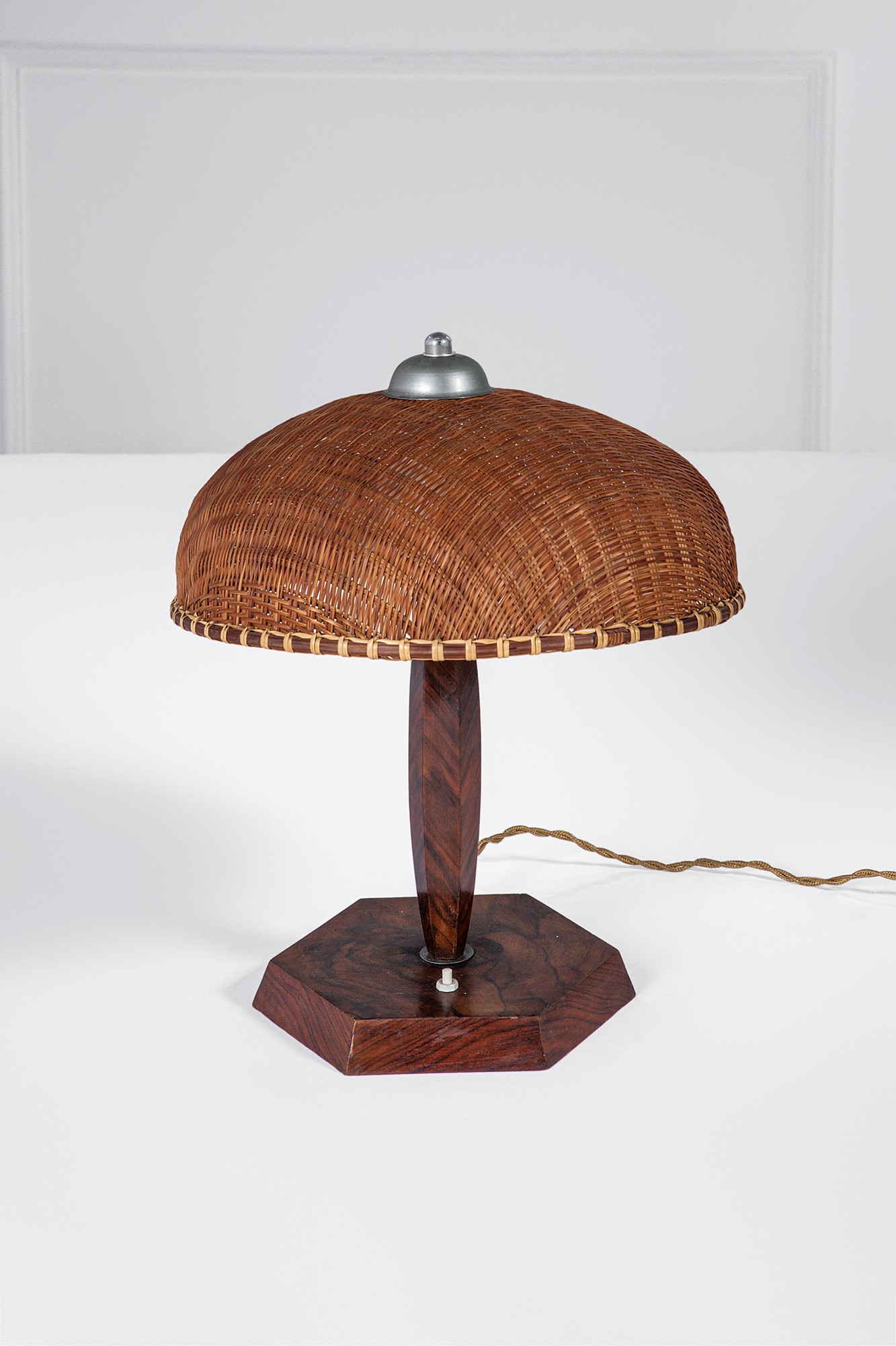 Lampada da tavolo, legno impiallacciato, vimini e metallo nichelato (ca. 1940)