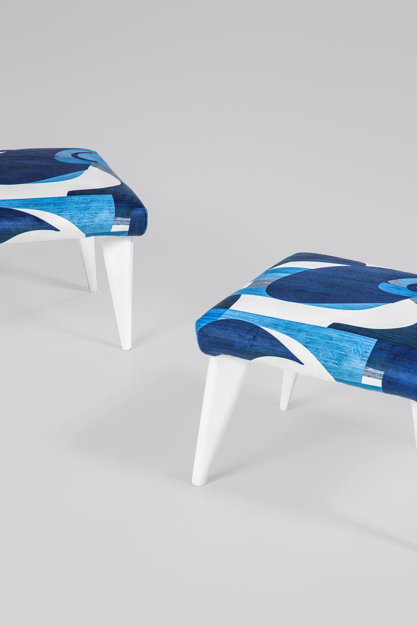 Due piccoli sgabelli, legno laccato e rivestimento tessile, circa 1950