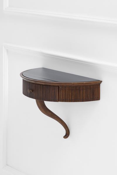 Piccola console pensile con cassetto, legno sagomato e grissinato, vetro colorato e ottone (ca. 1...