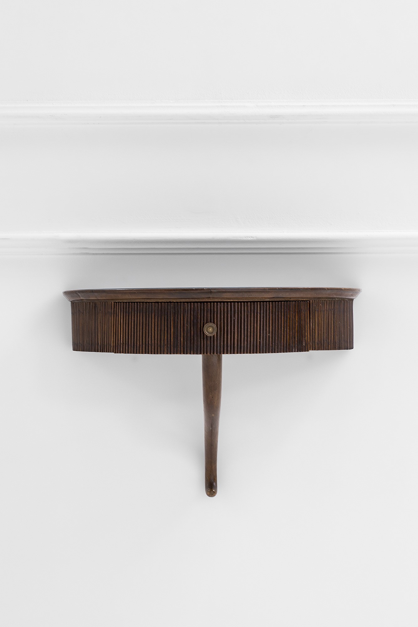 Piccola console pensile con cassetto, legno sagomato e grissinato, vetro colorato e ottone (ca. 1...