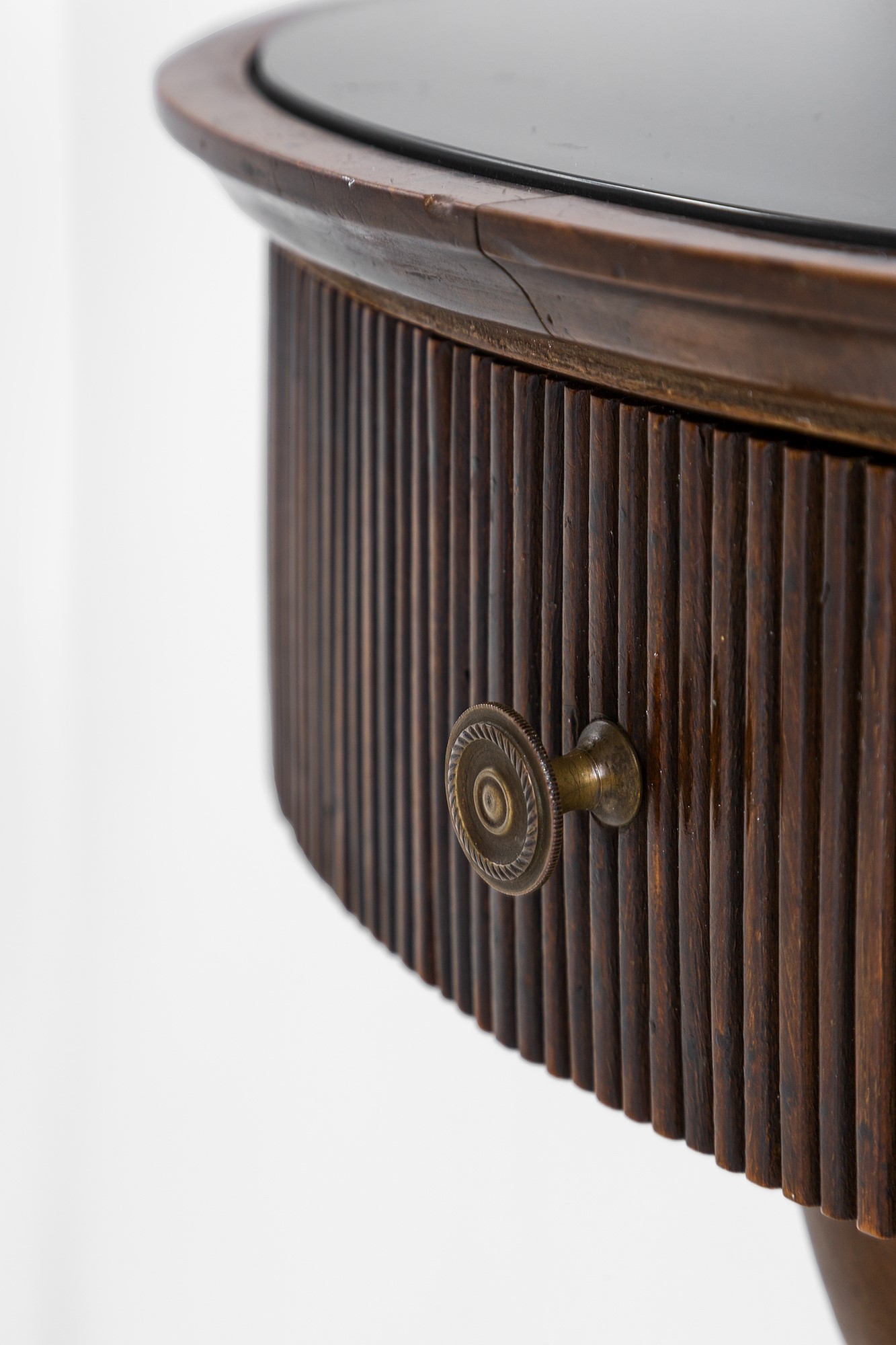 Piccola console pensile con cassetto, legno sagomato e grissinato, vetro colorato e ottone (ca. 1...