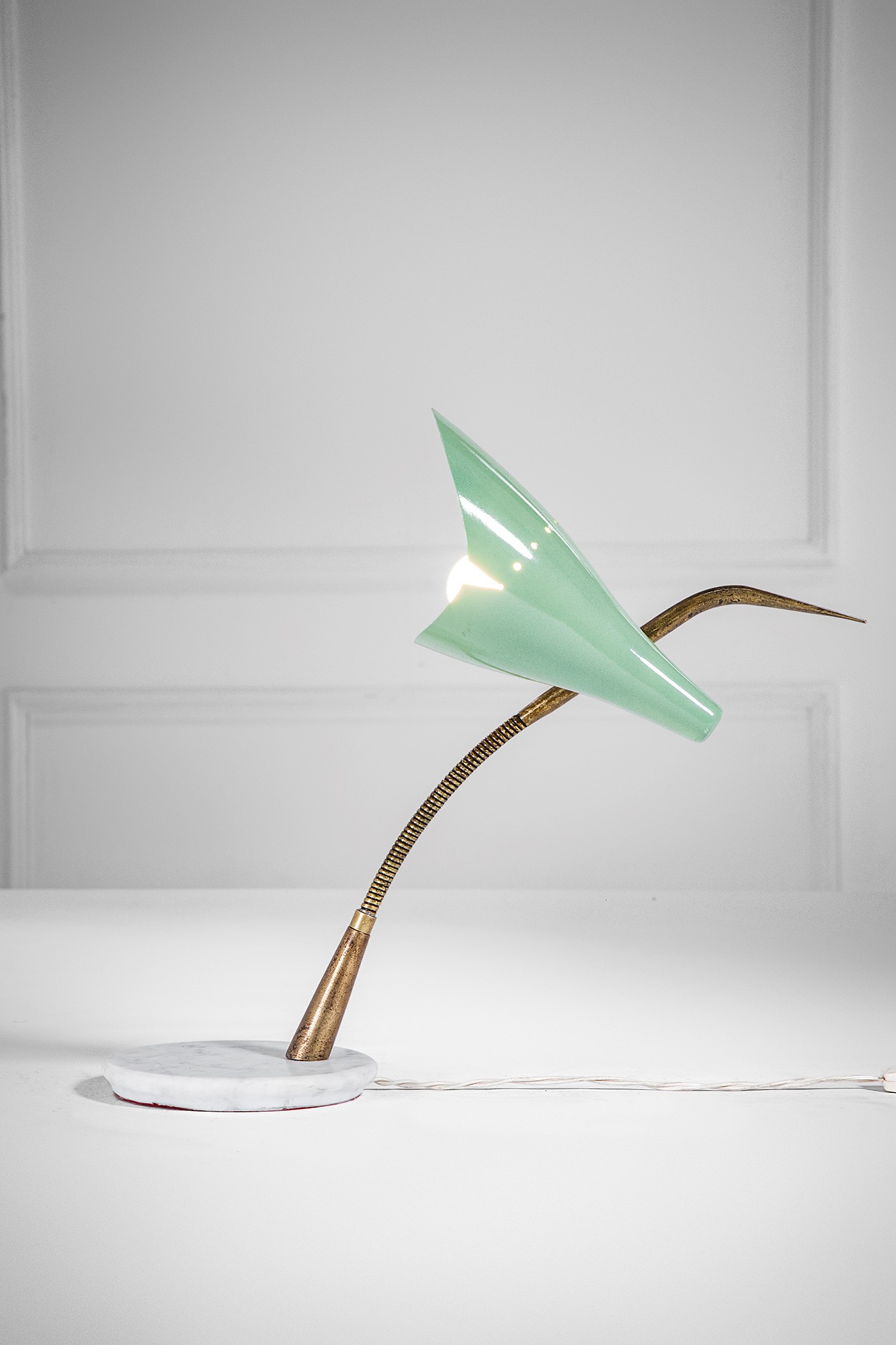 Oscar Torlasco (attr.) - Lampada da tavolo in metallo verniciato, ottone lucido e marmo
