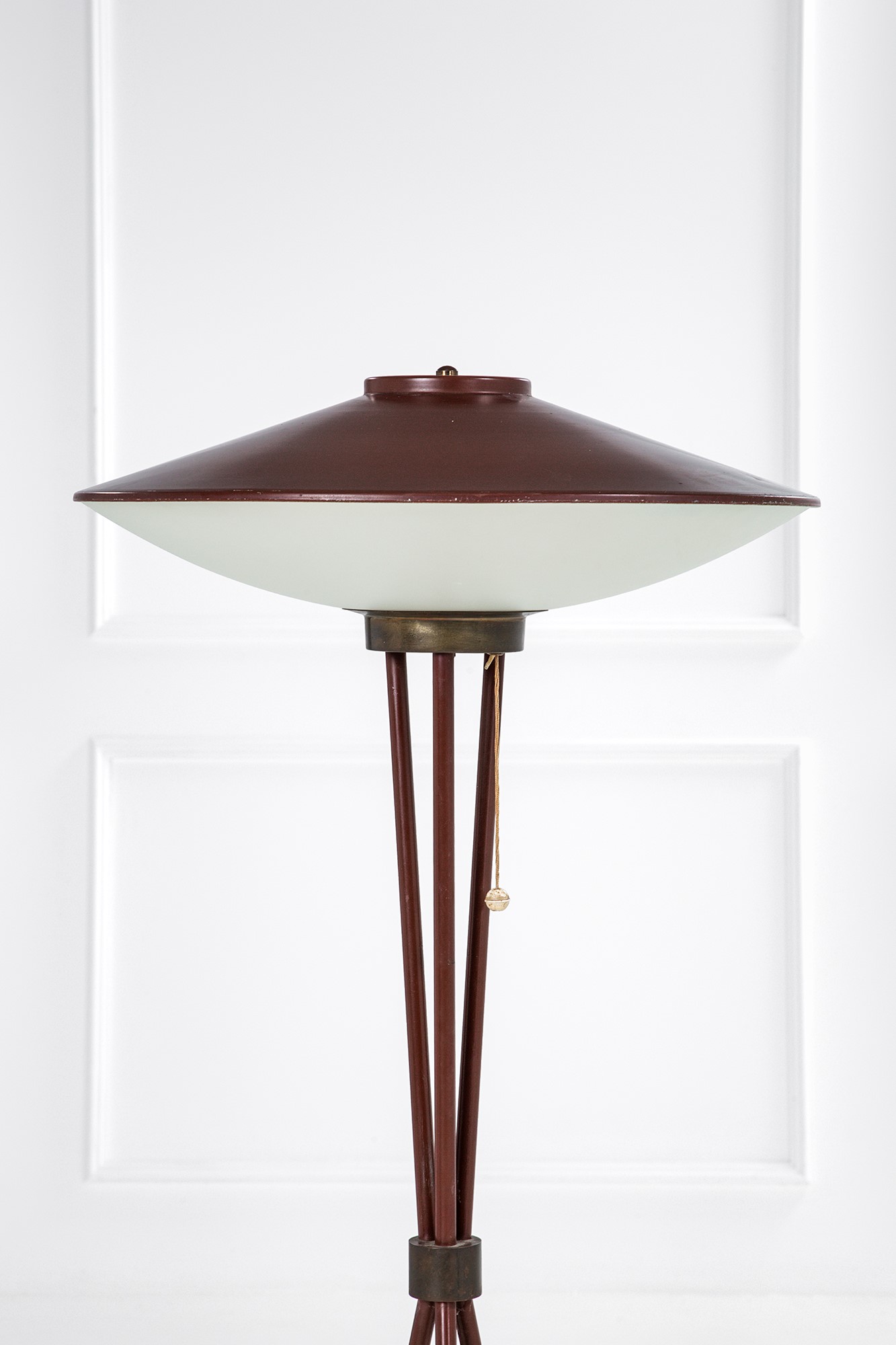 Stilnovo - Lampada da terra in metallo verniciato, ottone e vetro opalino curvato