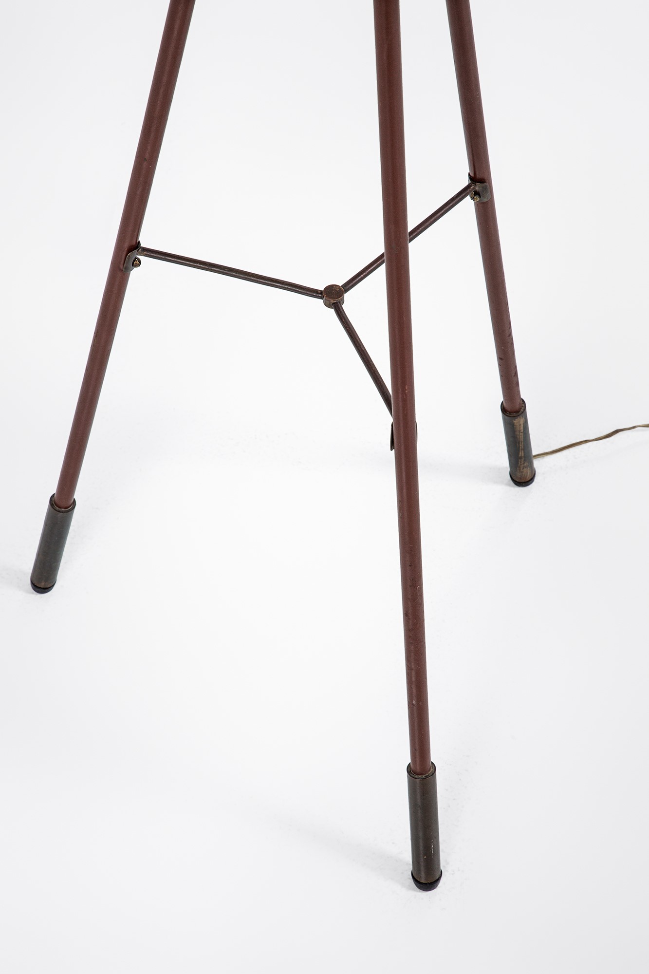 Stilnovo - Lampada da terra in metallo verniciato, ottone e vetro opalino curvato