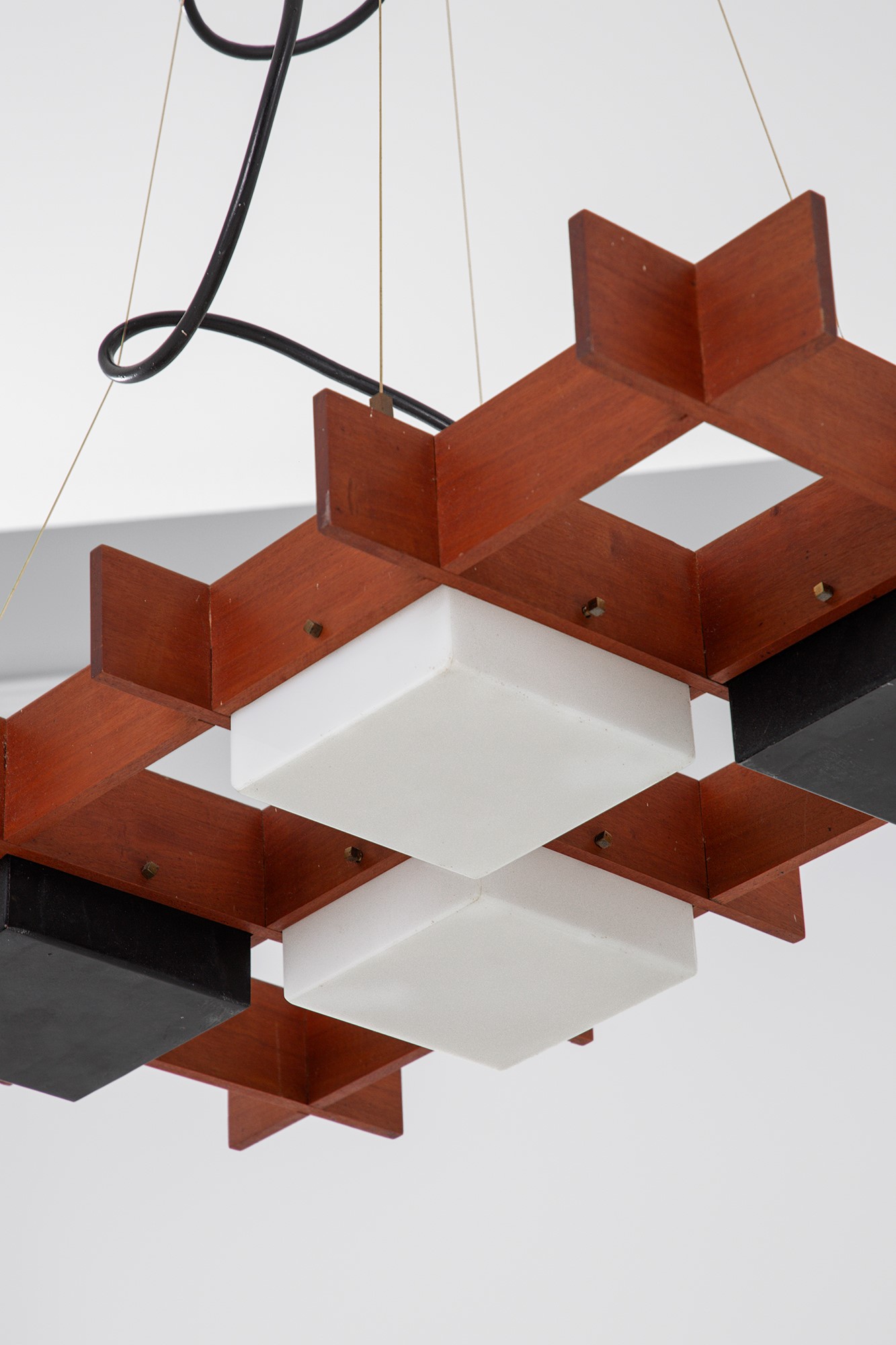 Angelo Brotto (attr.) - Lampadario in legno massello, metacrilato lattimo e metallo verniciato