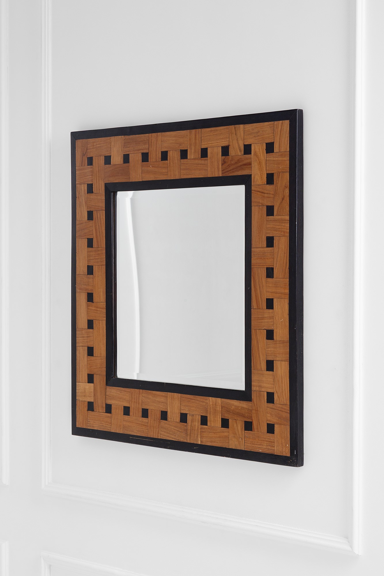 Specchiera, legno naturale con intarsi ebanizzati, vetro specchiato (circa 1940)