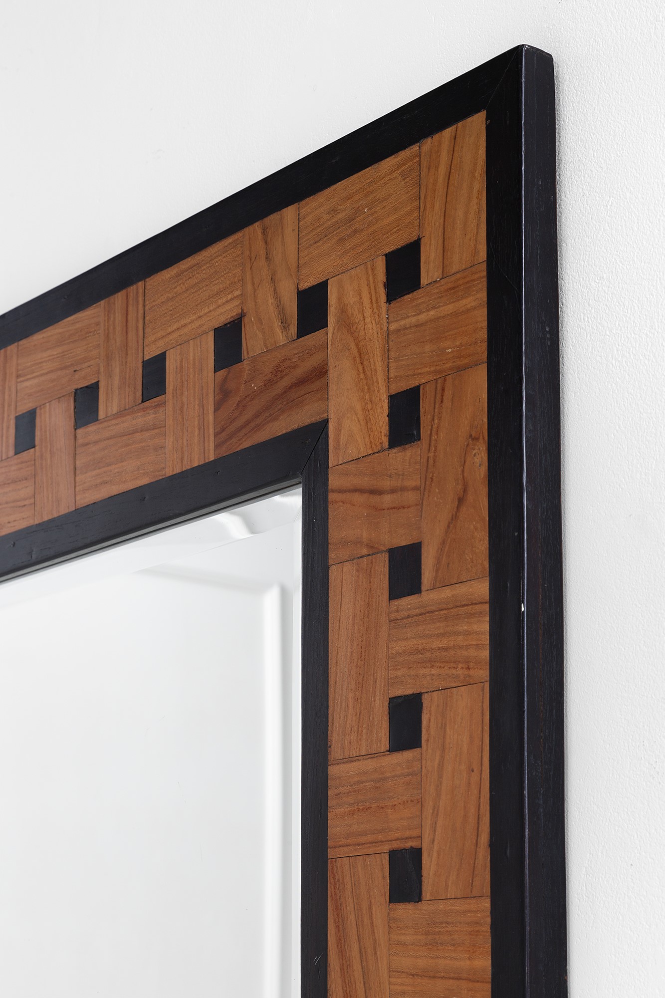 Specchiera, legno naturale con intarsi ebanizzati, vetro specchiato (circa 1940)