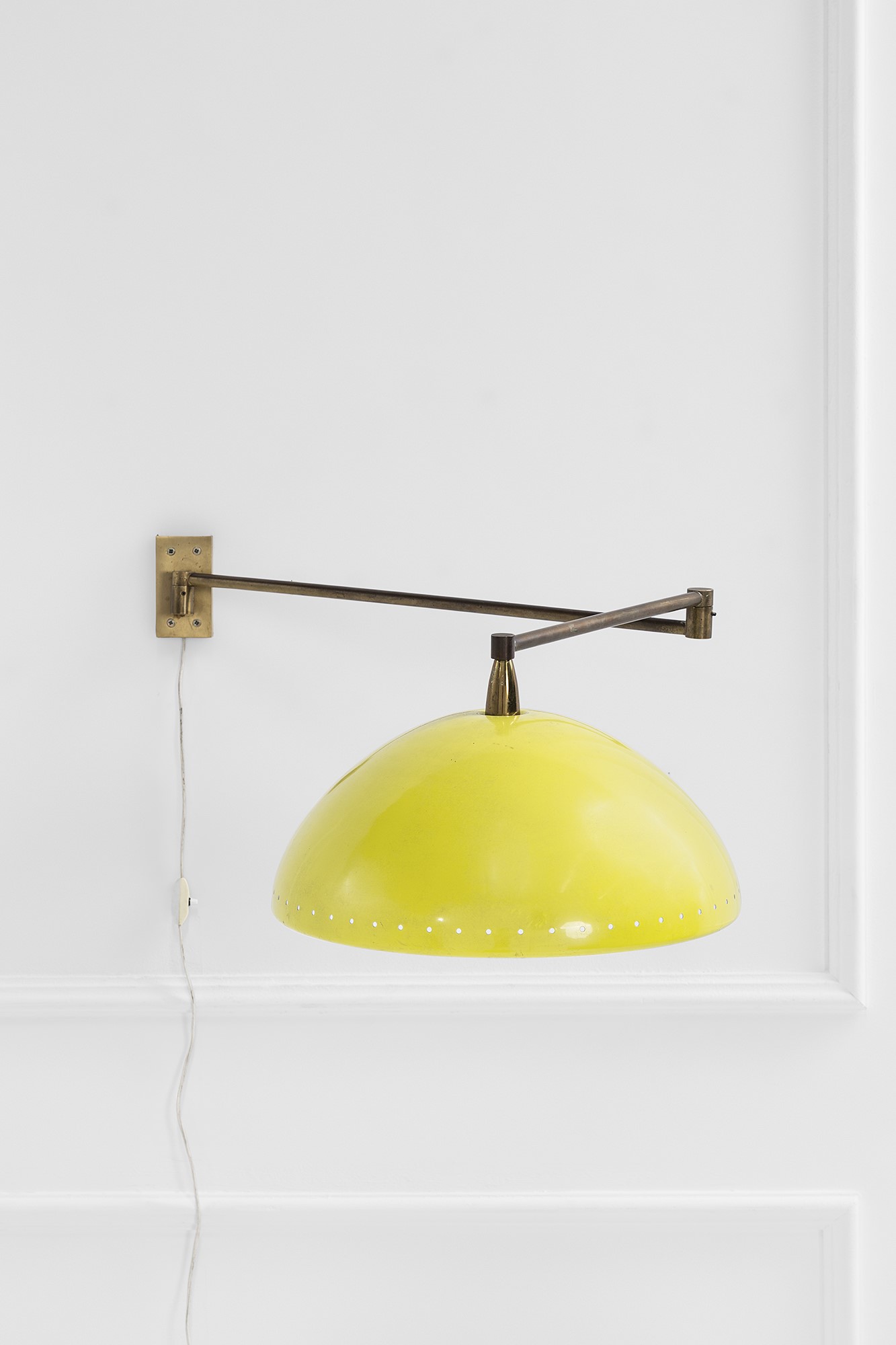 Lampada da parete orientabile ed estensibile, metallo verniciato e ottone lucido (ca. 1950)