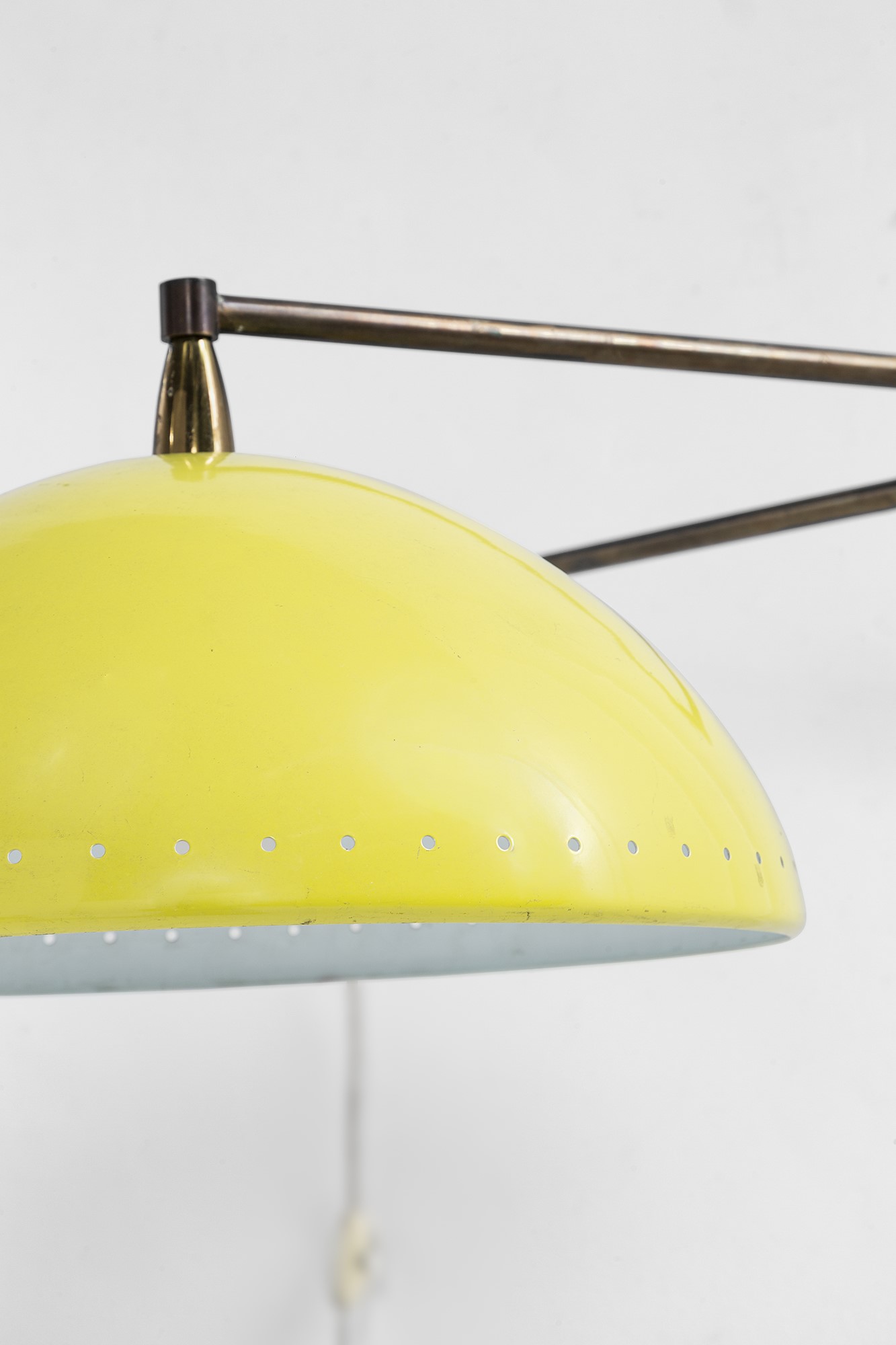 Lampada da parete orientabile ed estensibile, metallo verniciato e ottone lucido (ca. 1950)
