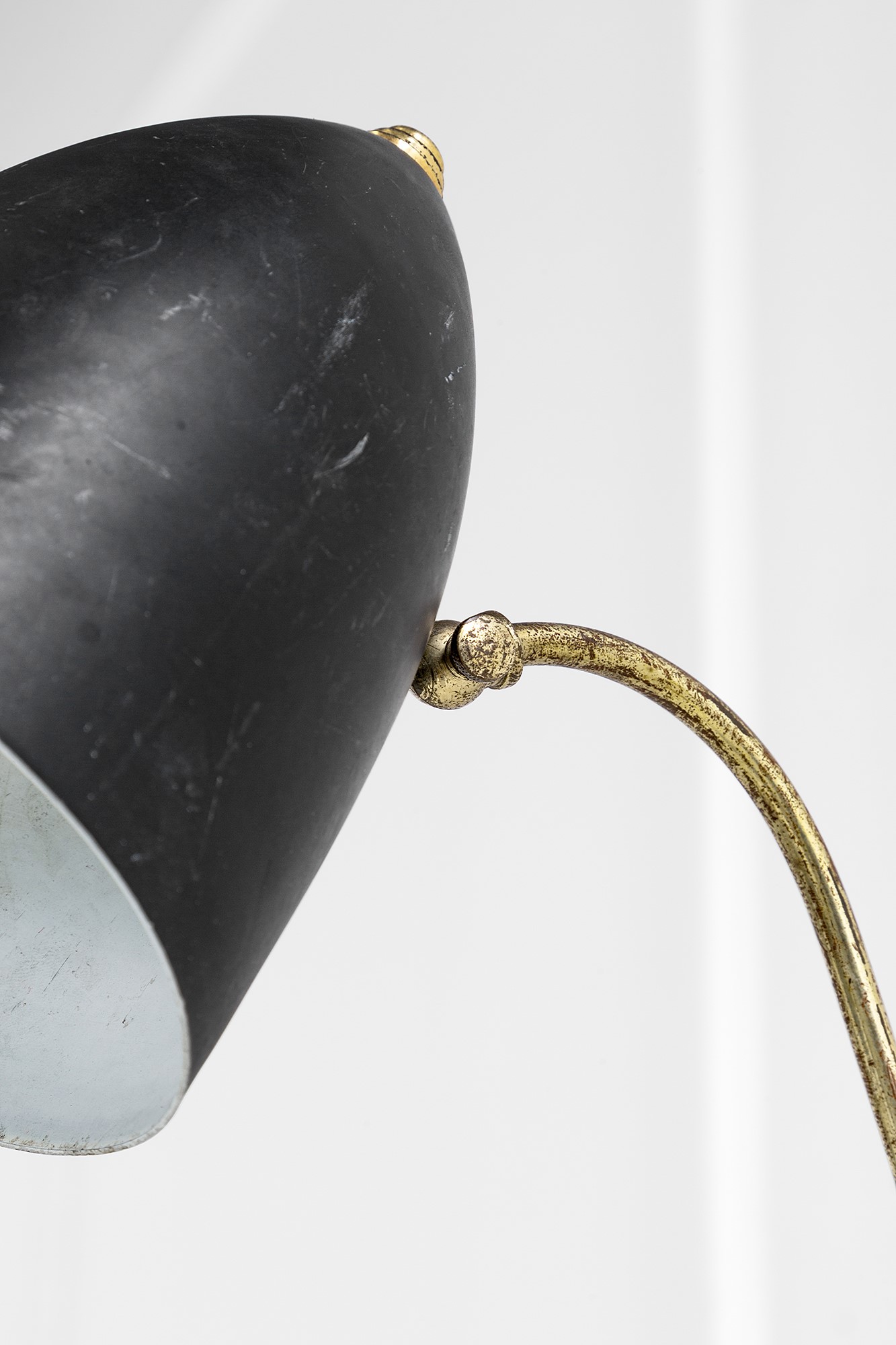Lampada da parete a pantografo, ottone lucido e metallo verniciato