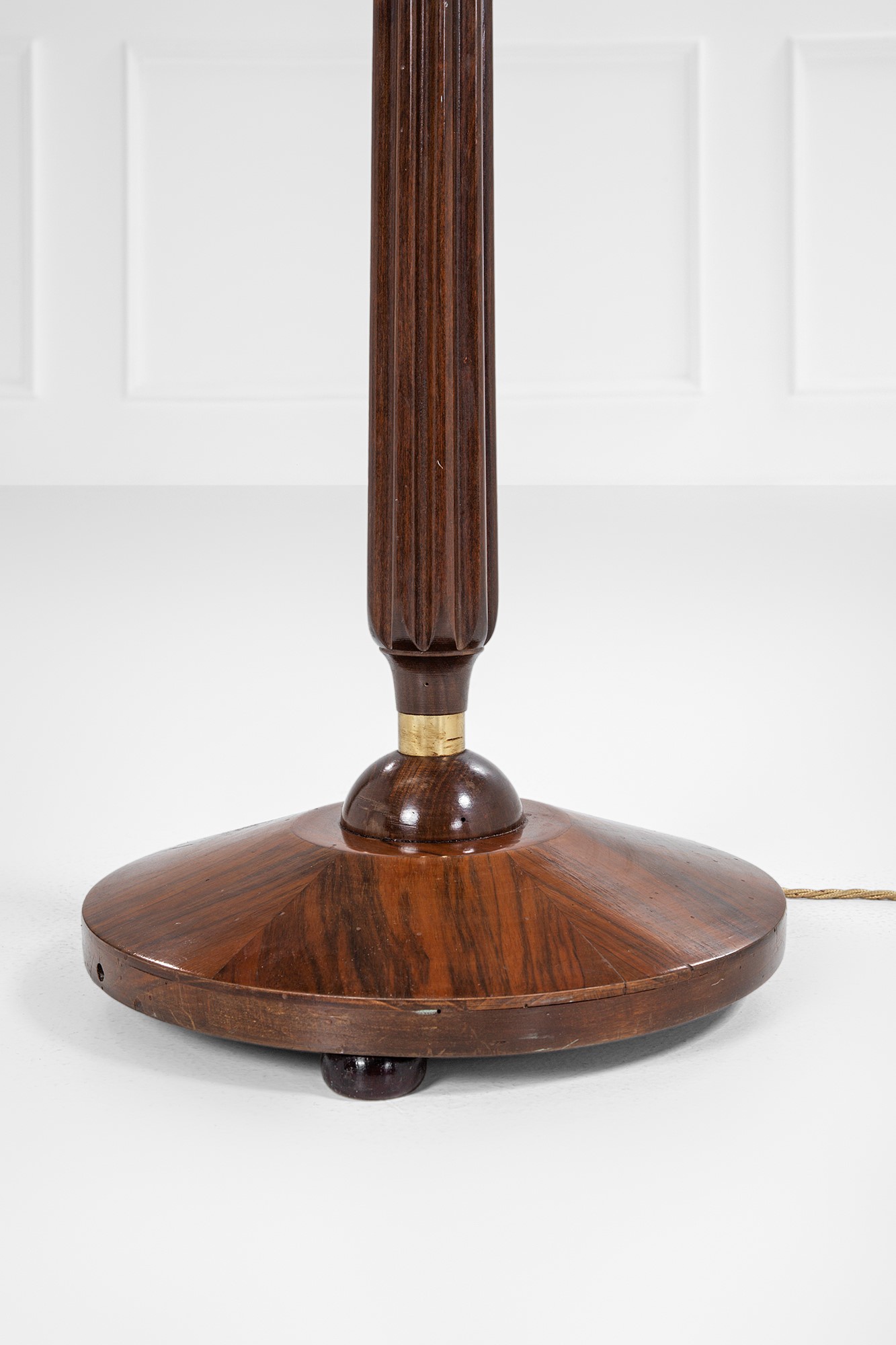Lampada da terra, legno impiallacciato e sagomato, ottone e tessuto, circa 1940