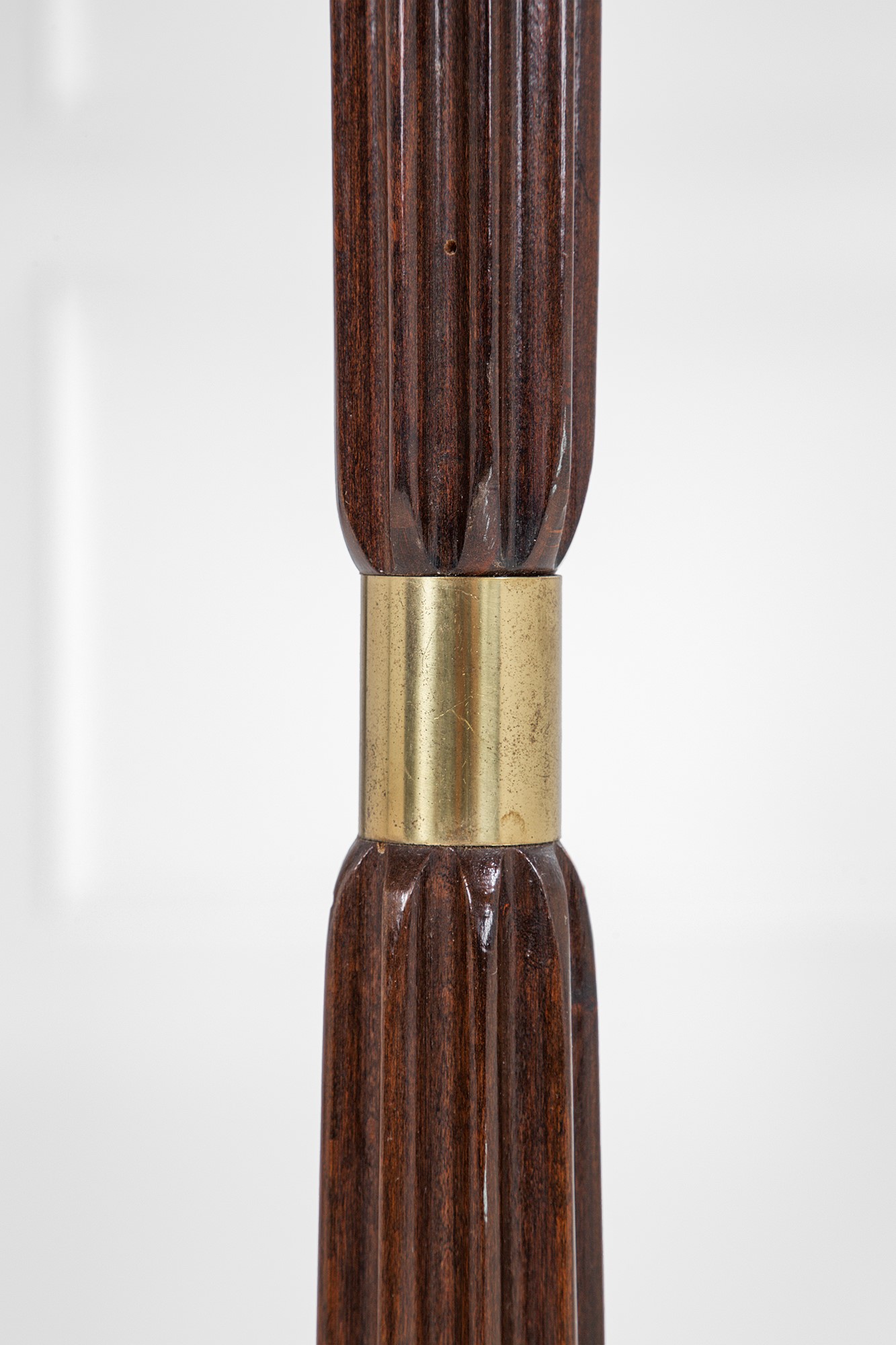 Lampada da terra, legno impiallacciato e sagomato, ottone e tessuto, circa 1940