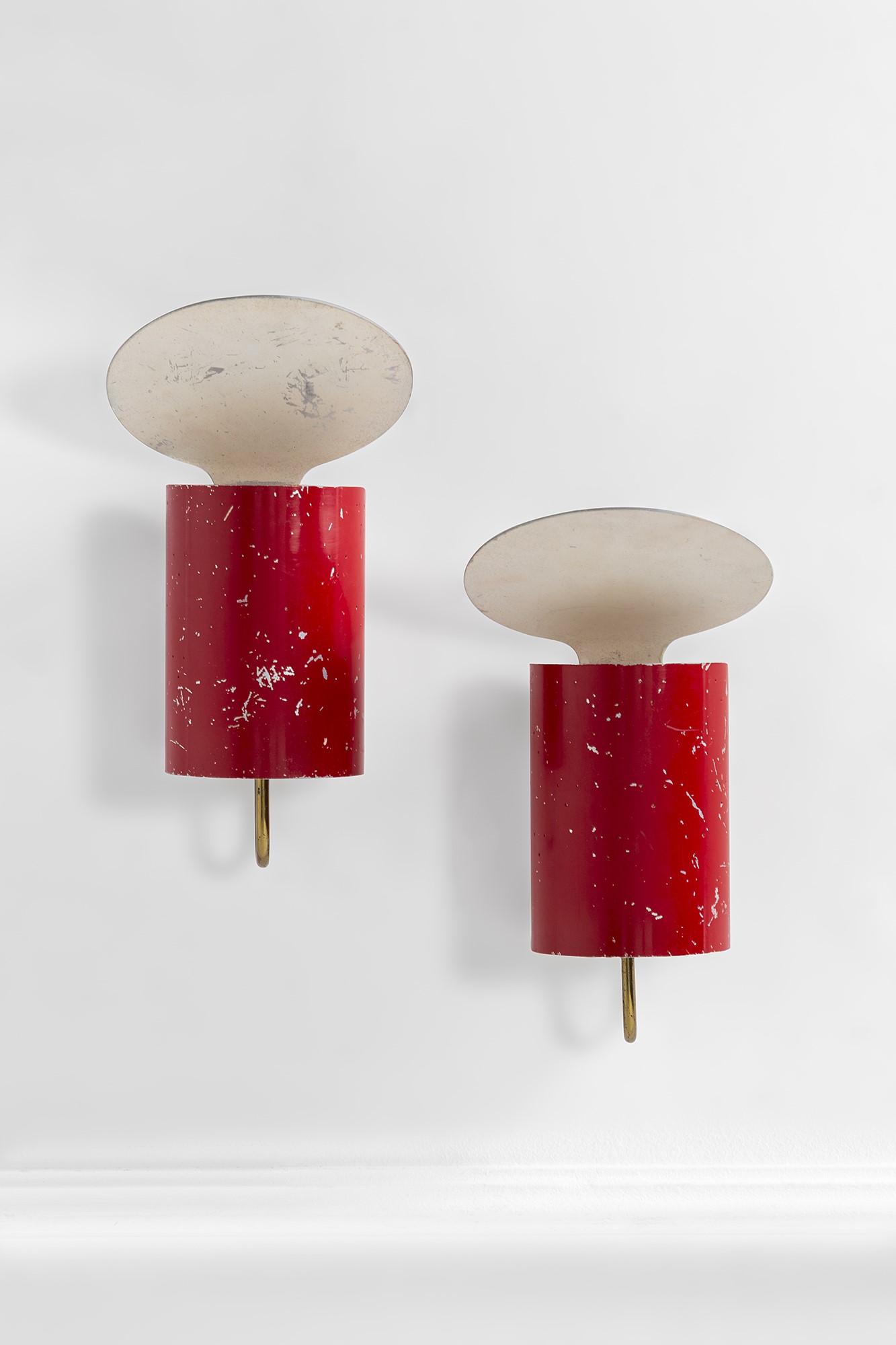 Due lampade da parete, metallo verniciato e ottone, ca. 1950