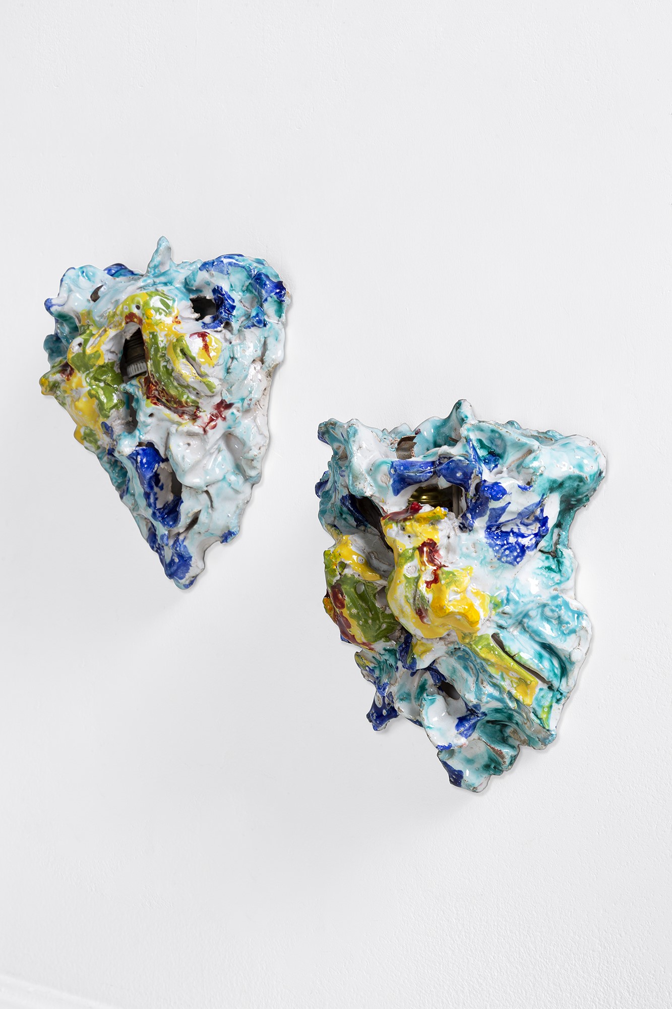 Lino Berzoini - Due lampade da parete in ceramica policroma smaltata