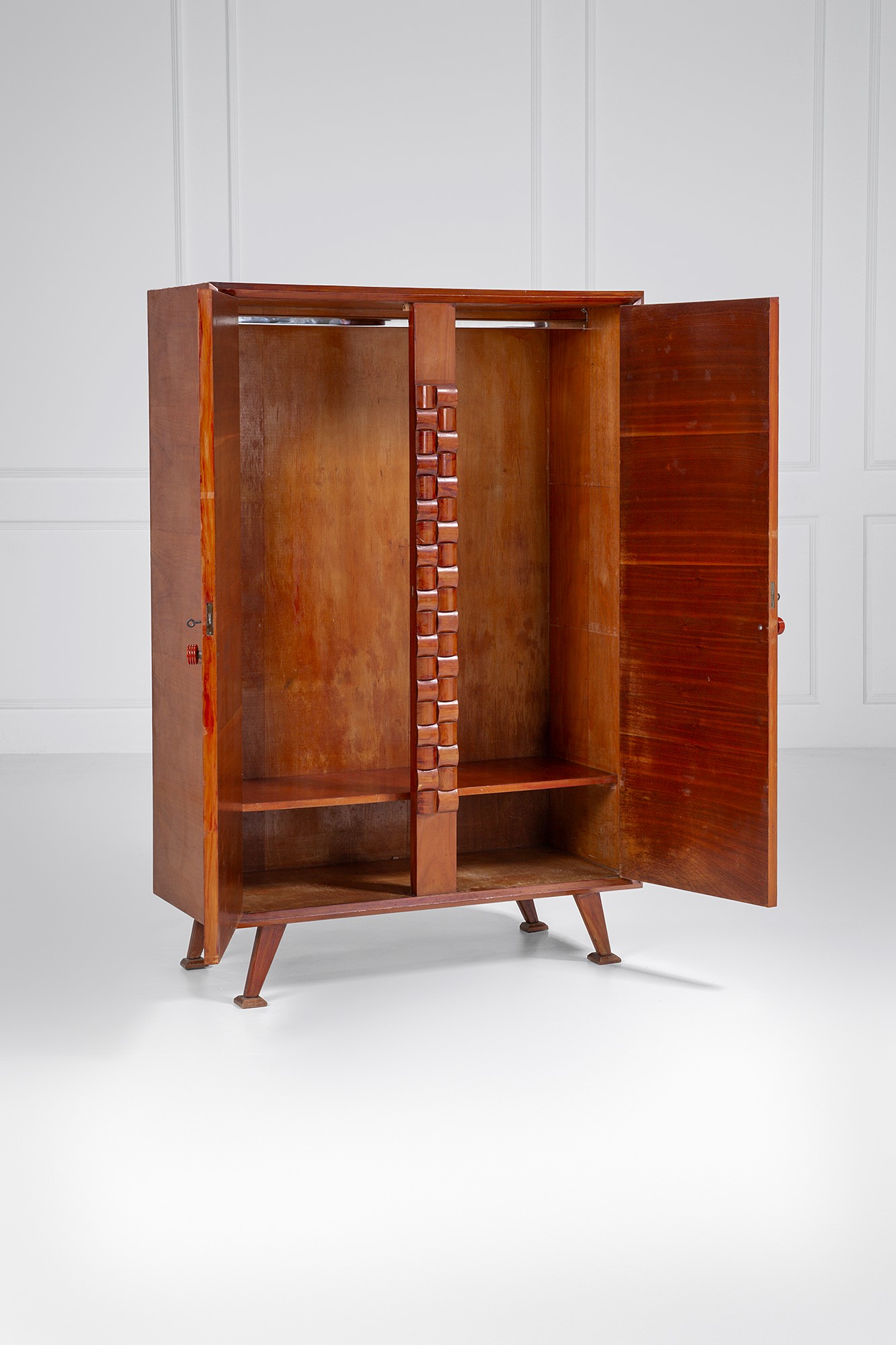 Cabinet, legno impiallacciato e legno massello sagomato (circa 1950)