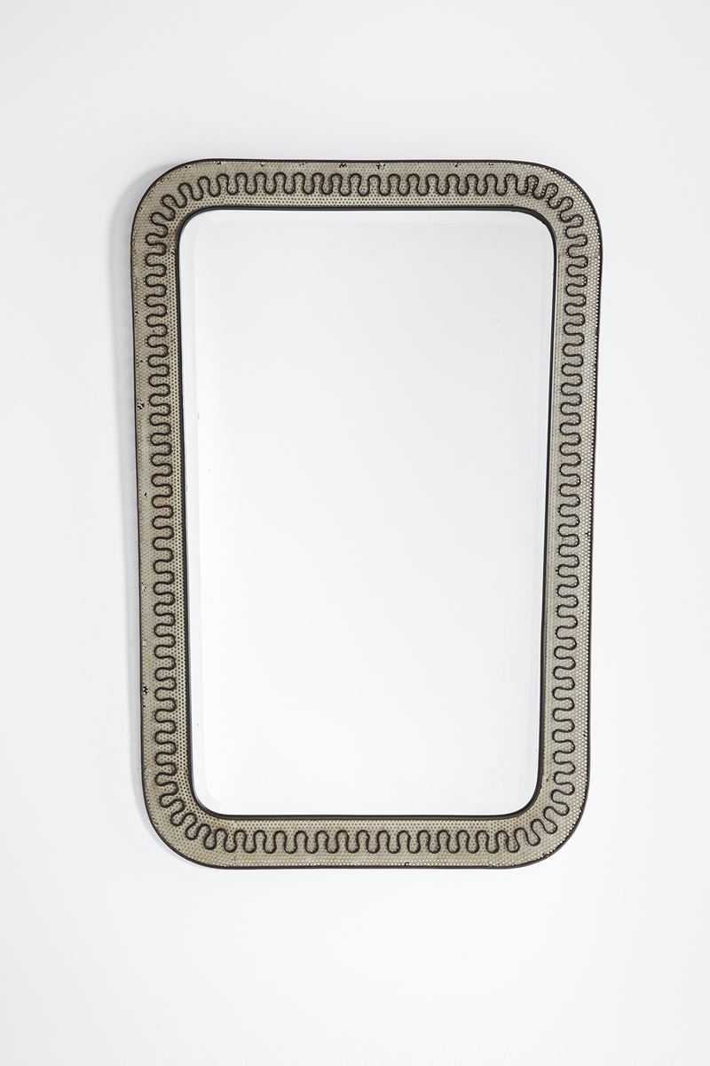 Specchio da parete in metallo verniciato, ottone e vetro specchiato molato (ca. 1950)