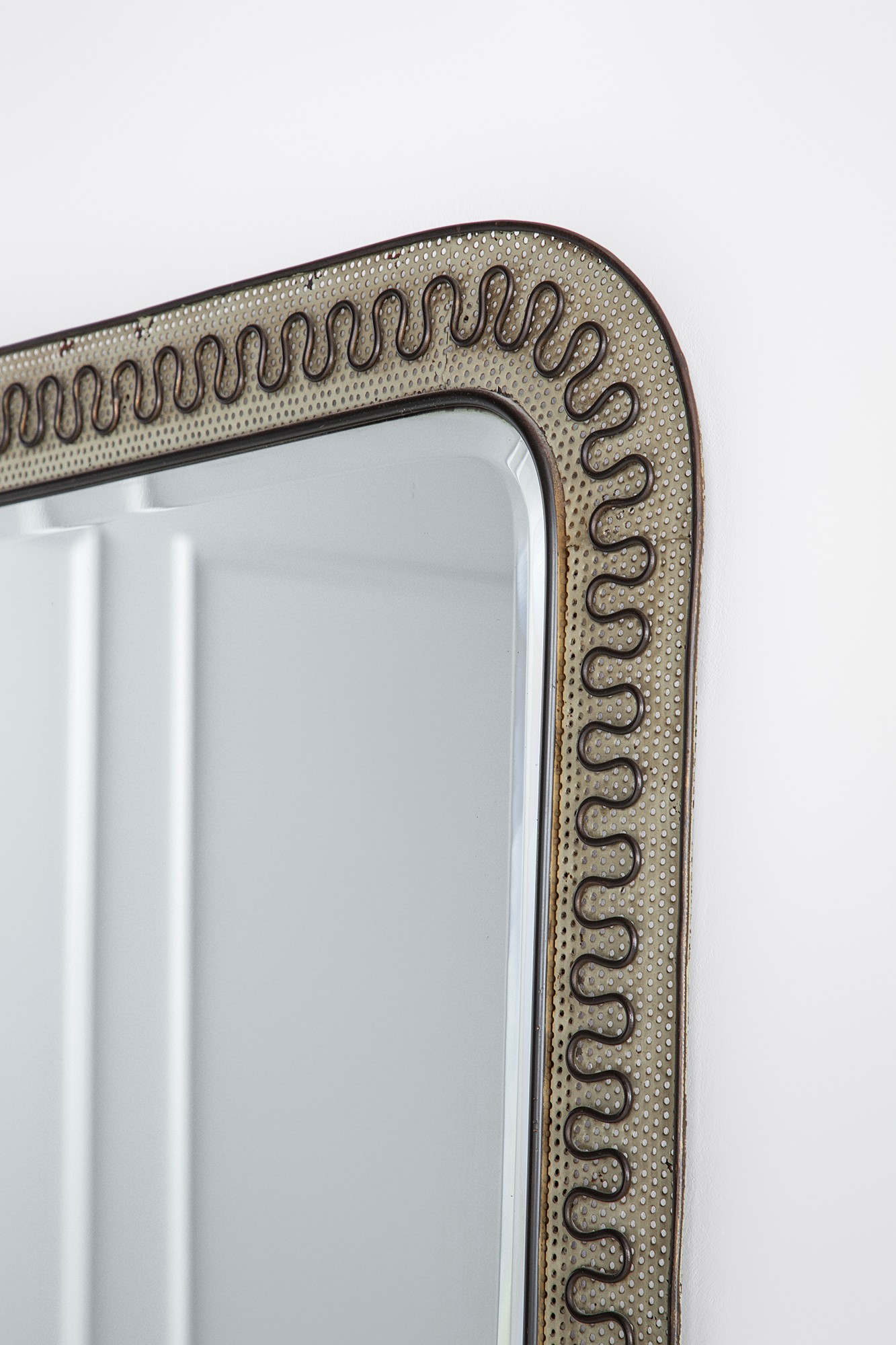 Specchio da parete in metallo verniciato, ottone e vetro specchiato molato (ca. 1950)