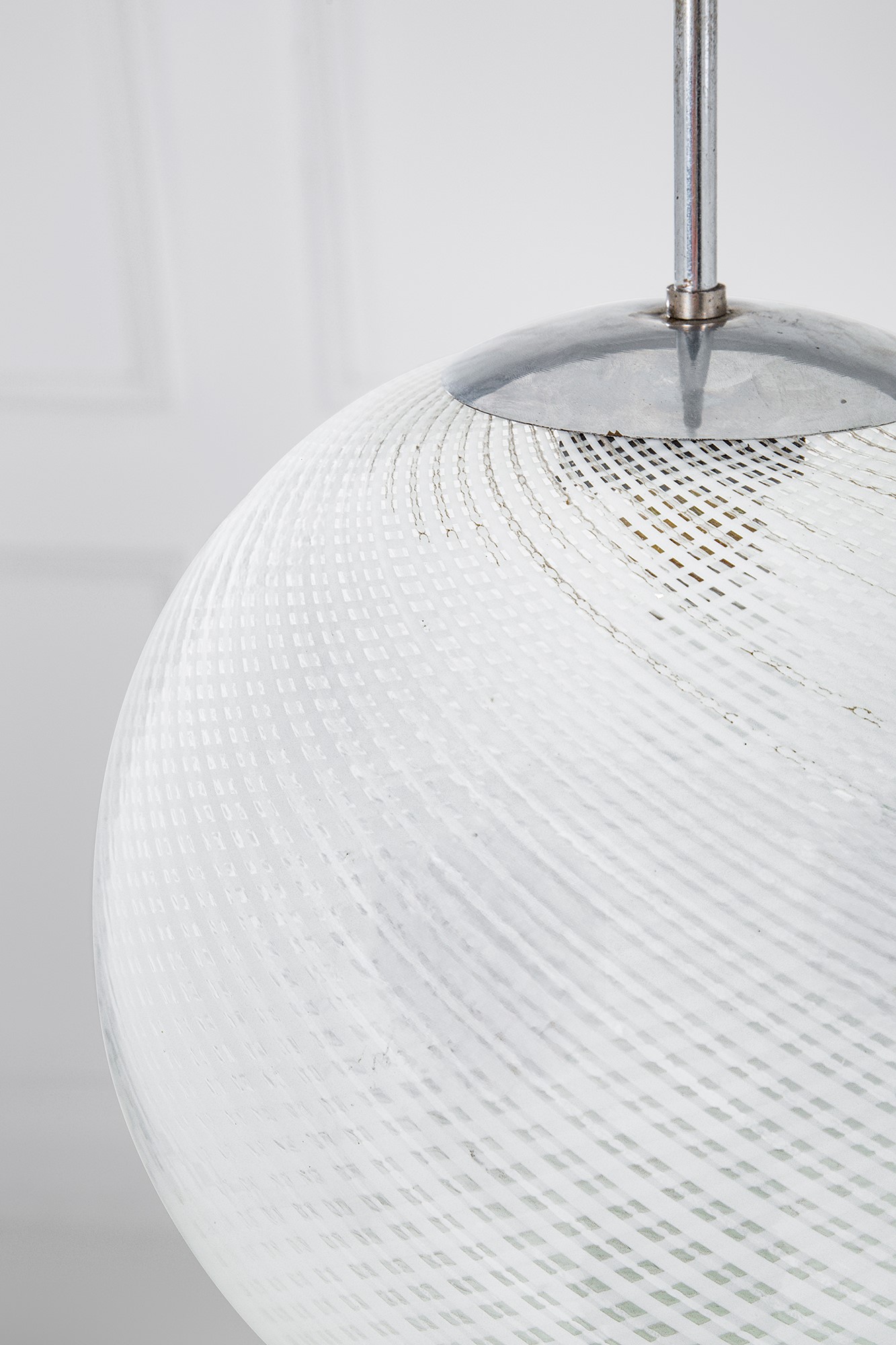 Lampada a sospensione, metallo cromato e vetro di Murano a reticello