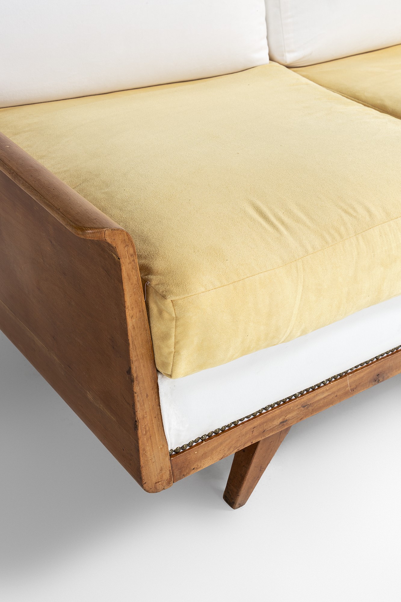 Divano a tre posti, struttura in legno curvato e metallo, rivestimento in tessuto (circa 1950)