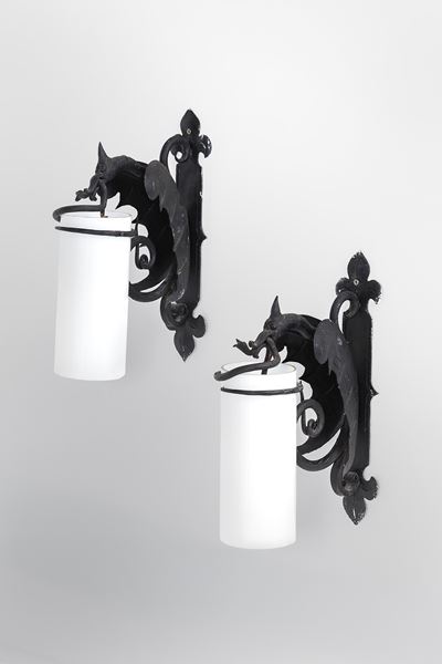 Due lampade da parete a guisa di drago, metallo sagomato verniciato e vetro opalino satinato (ca....
