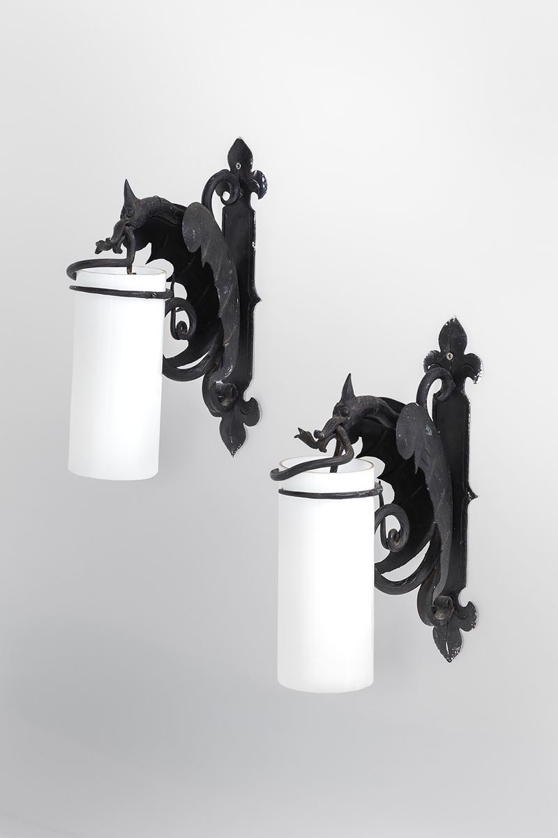Due lampade da parete a guisa di drago, metallo sagomato verniciato e vetro opalino satinato (ca....