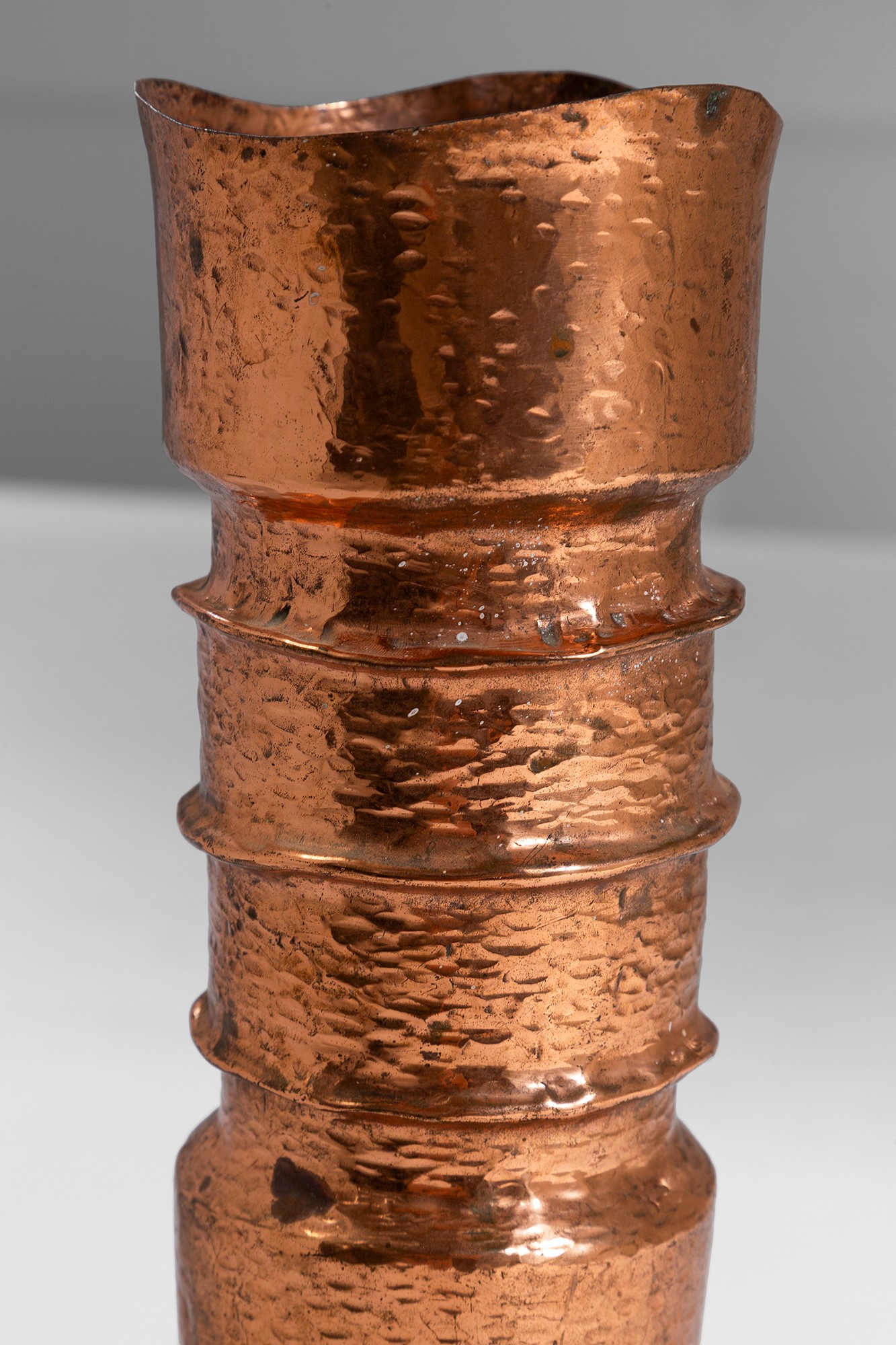 Vaso informale, rame battuto, ca. 1960
