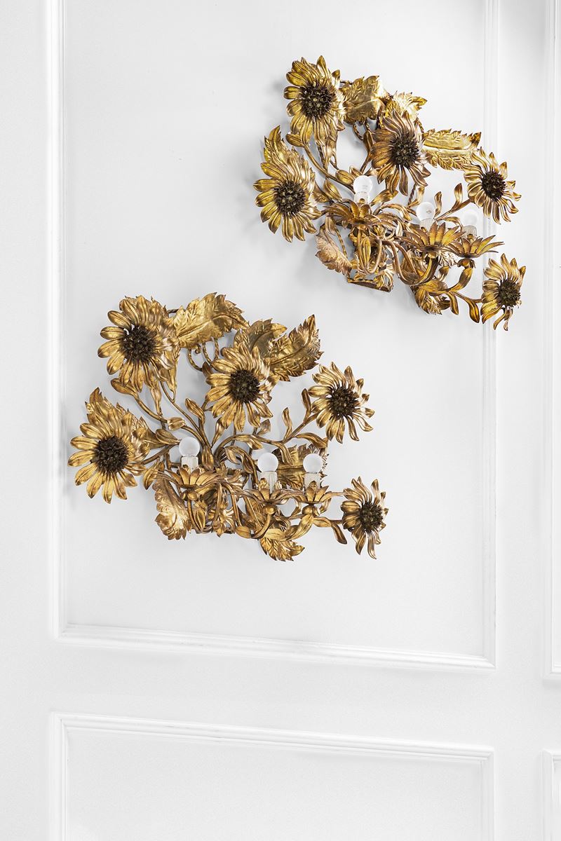 Lampade da parete fitomorfe, lamierino dorato forgiato a guisa di girasoli (circa 1970)