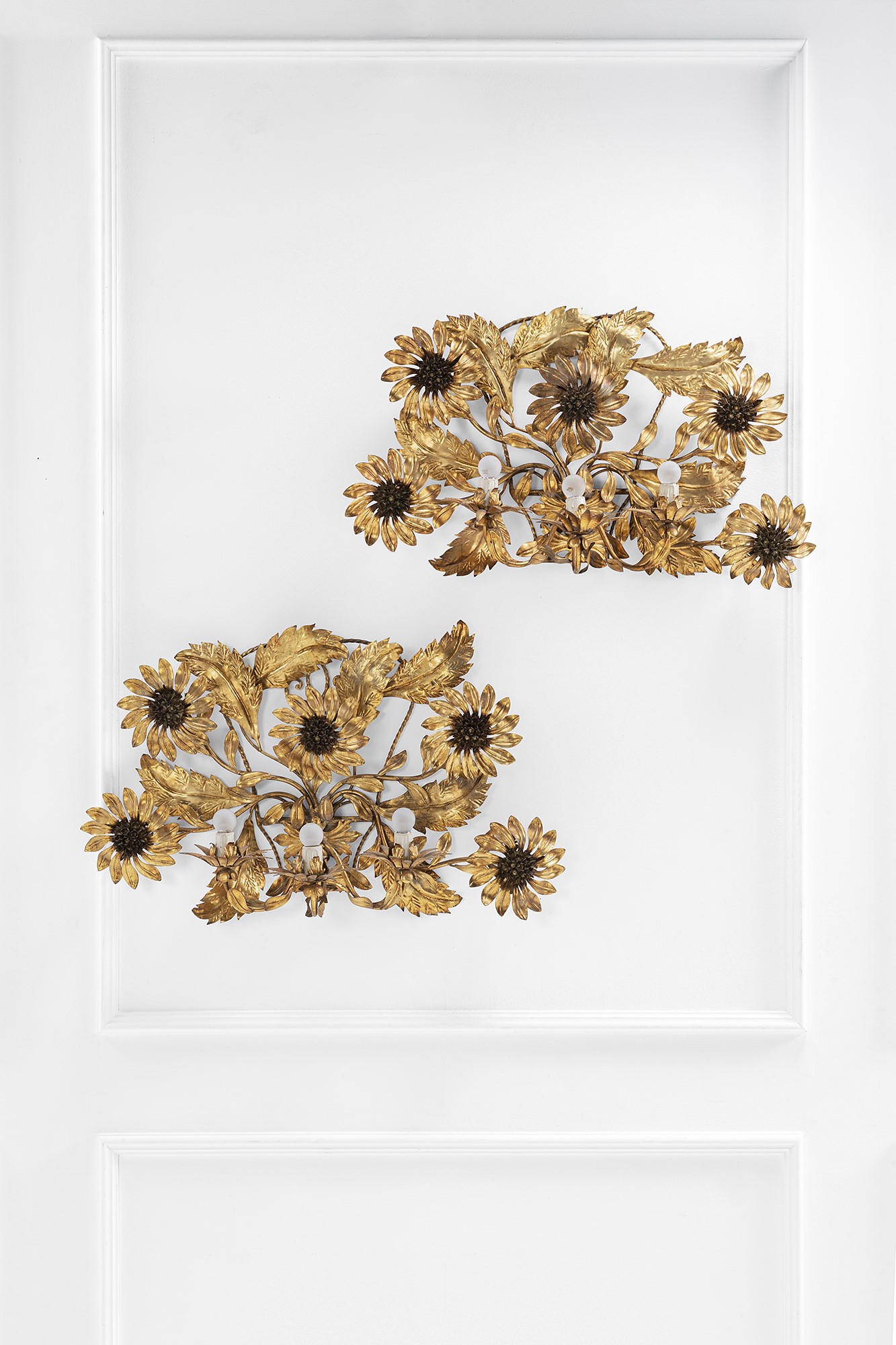 Lampade da parete fitomorfe, lamierino dorato forgiato a guisa di girasoli (circa 1970)