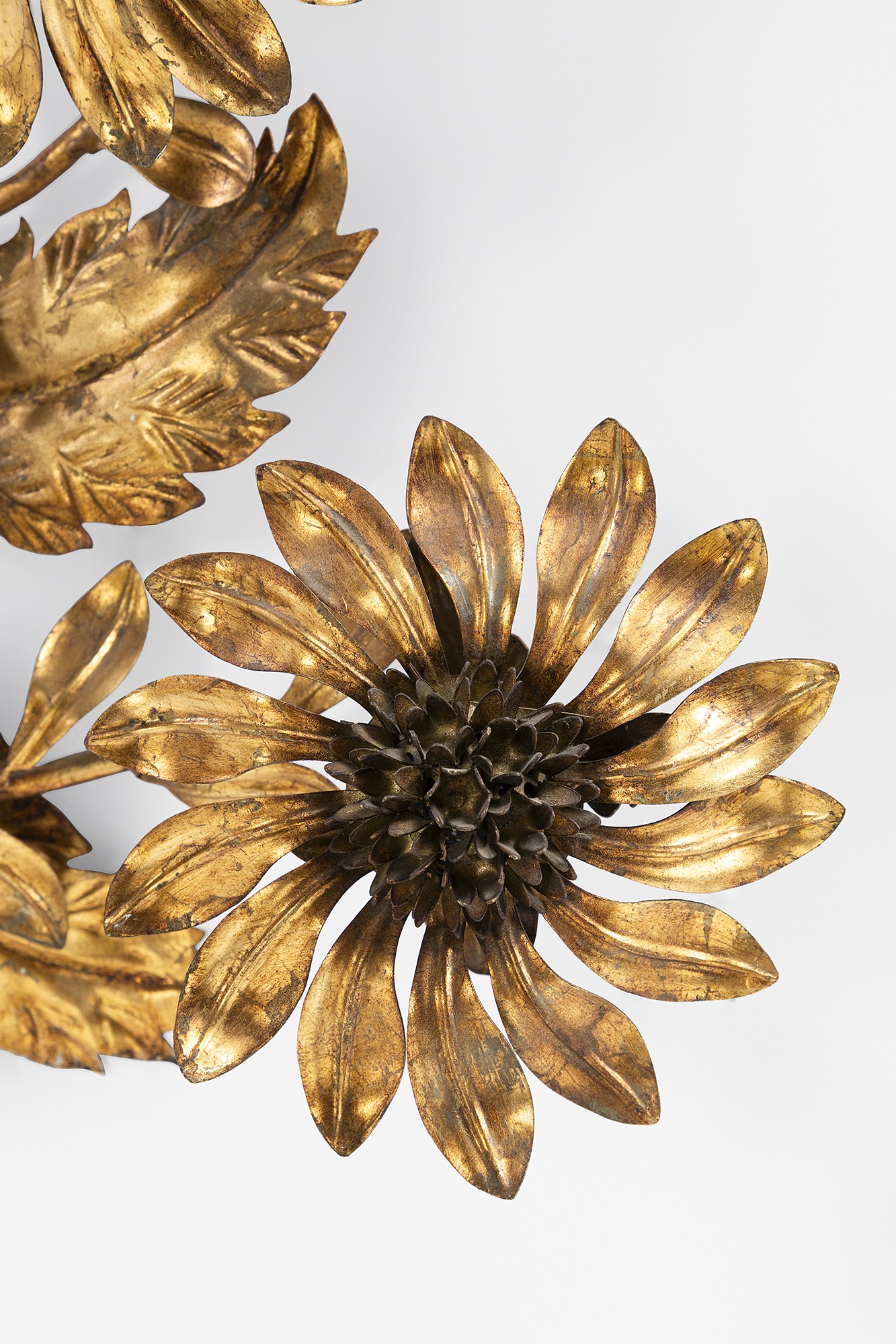 Lampade da parete fitomorfe, lamierino dorato forgiato a guisa di girasoli (circa 1970)