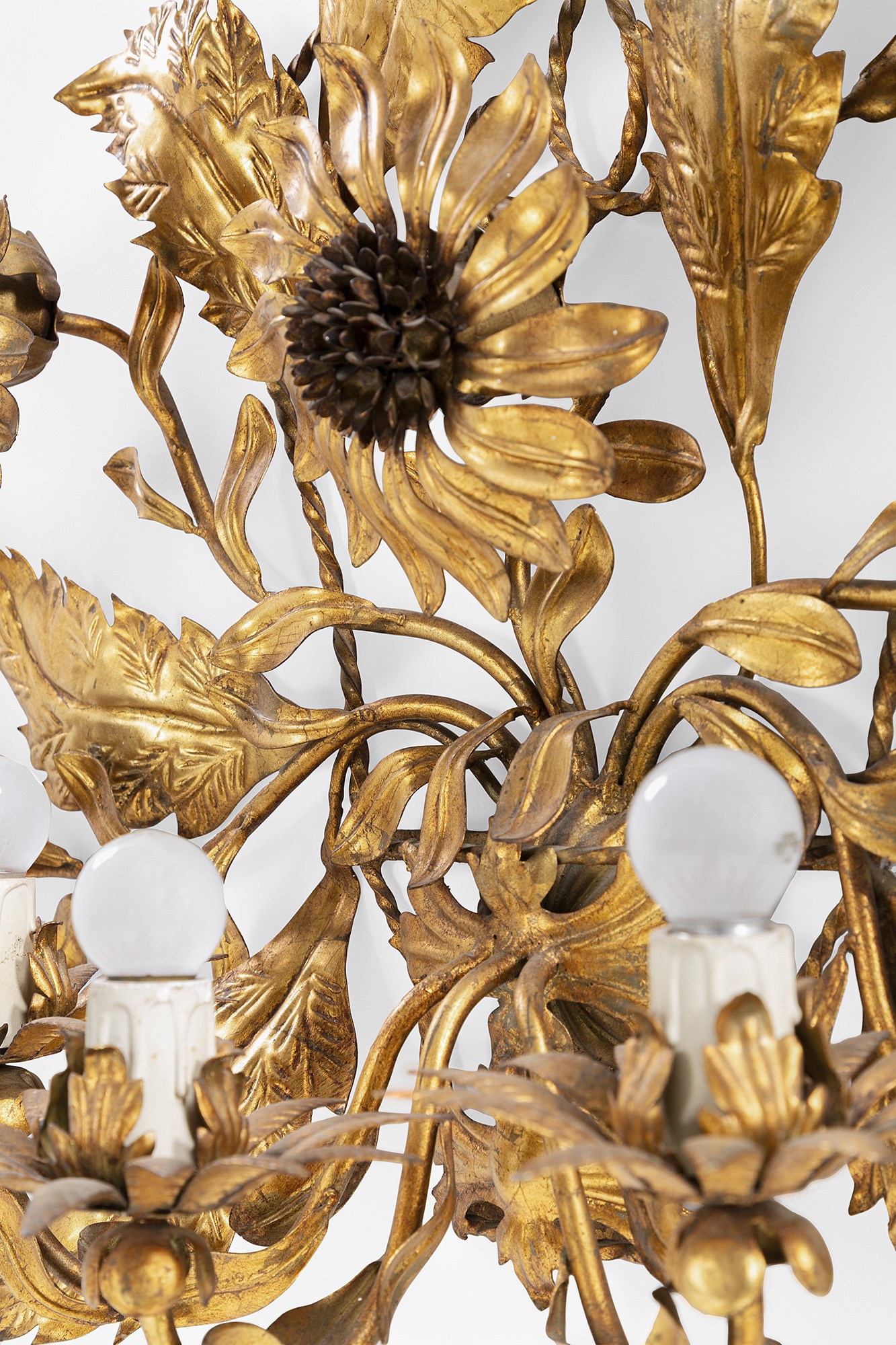 Lampade da parete fitomorfe, lamierino dorato forgiato a guisa di girasoli (circa 1970)