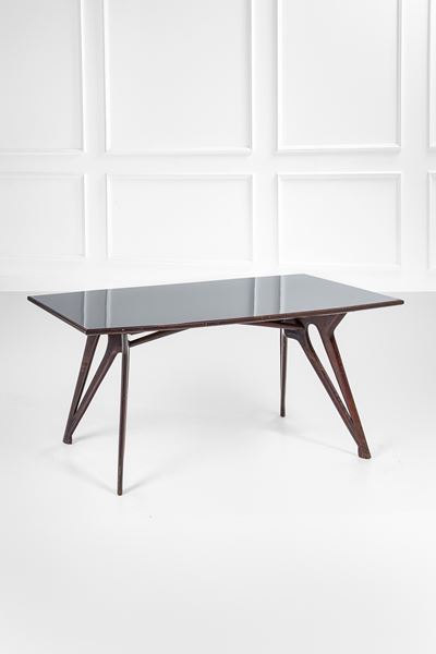 Tavolo, legno massello tinto sagomato con piano e inserto in vetro colorato (ca. 1950)