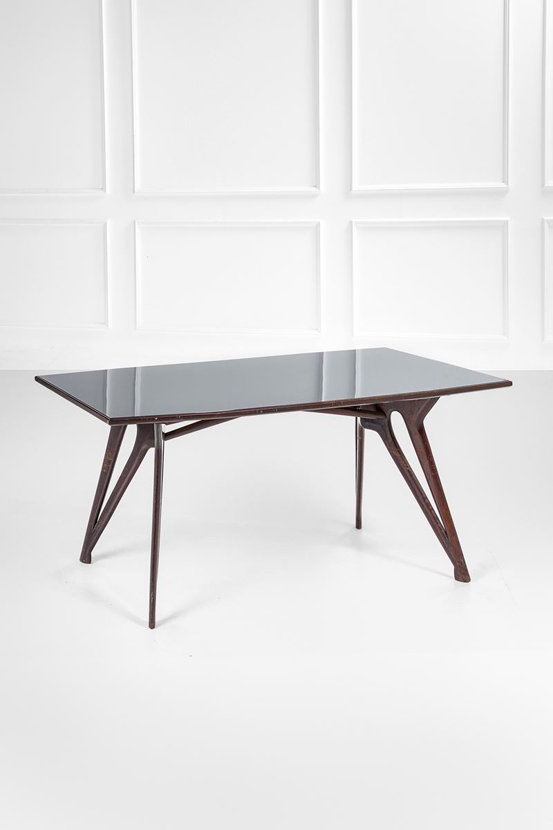 Tavolo, legno massello tinto sagomato con piano e inserto in vetro colorato (ca. 1950)
