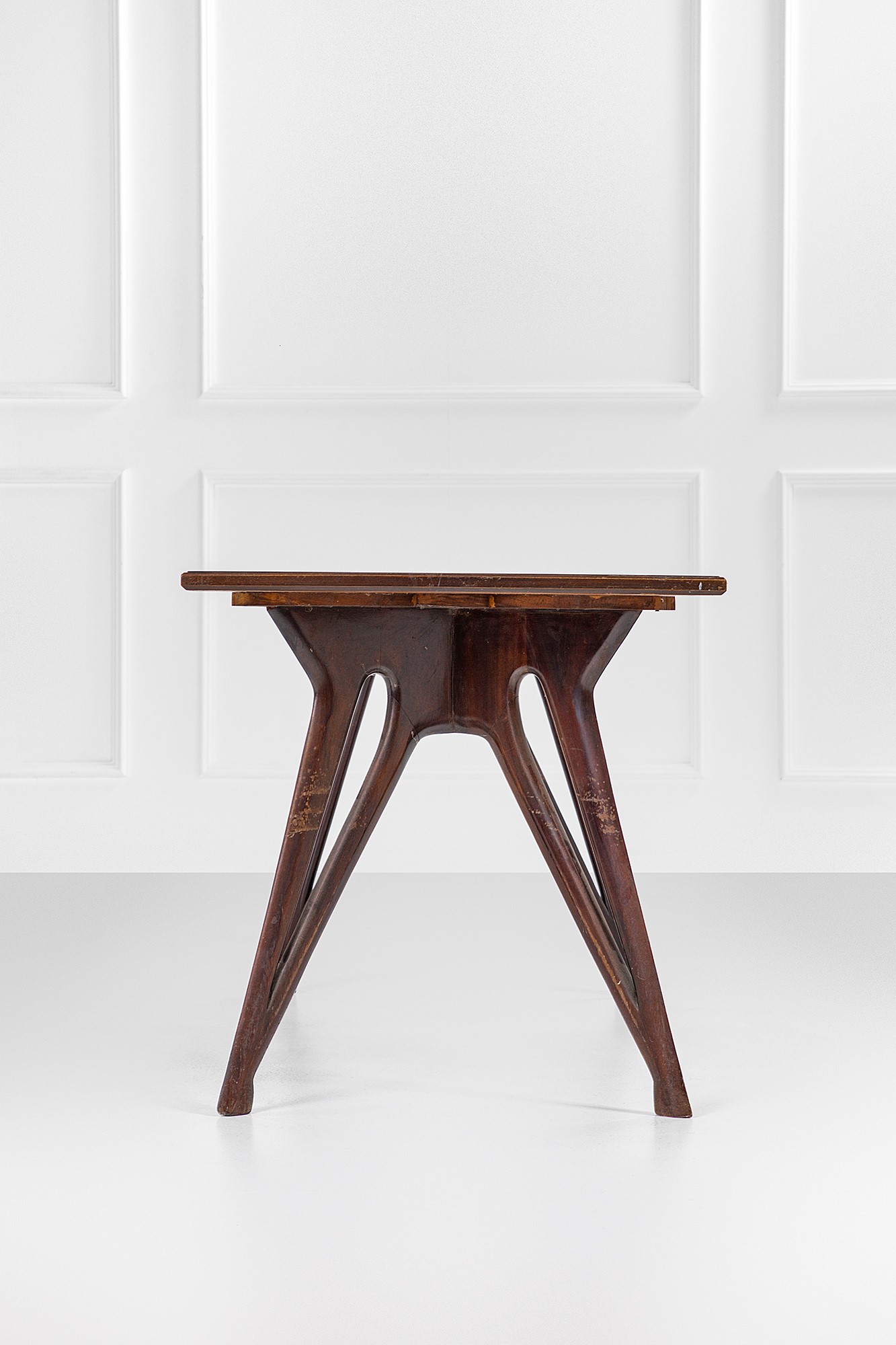 Tavolo, legno massello tinto sagomato con piano e inserto in vetro colorato (ca. 1950)