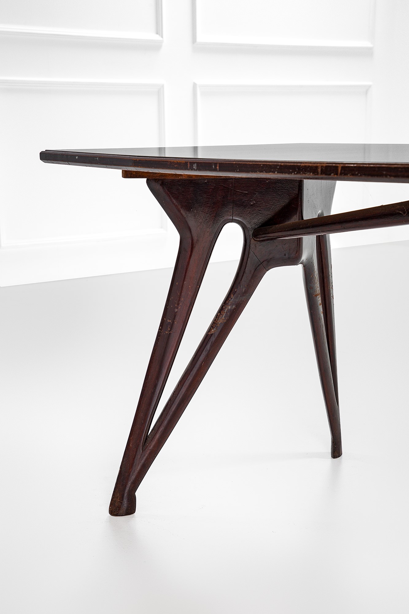 Tavolo, legno massello tinto sagomato con piano e inserto in vetro colorato (ca. 1950)