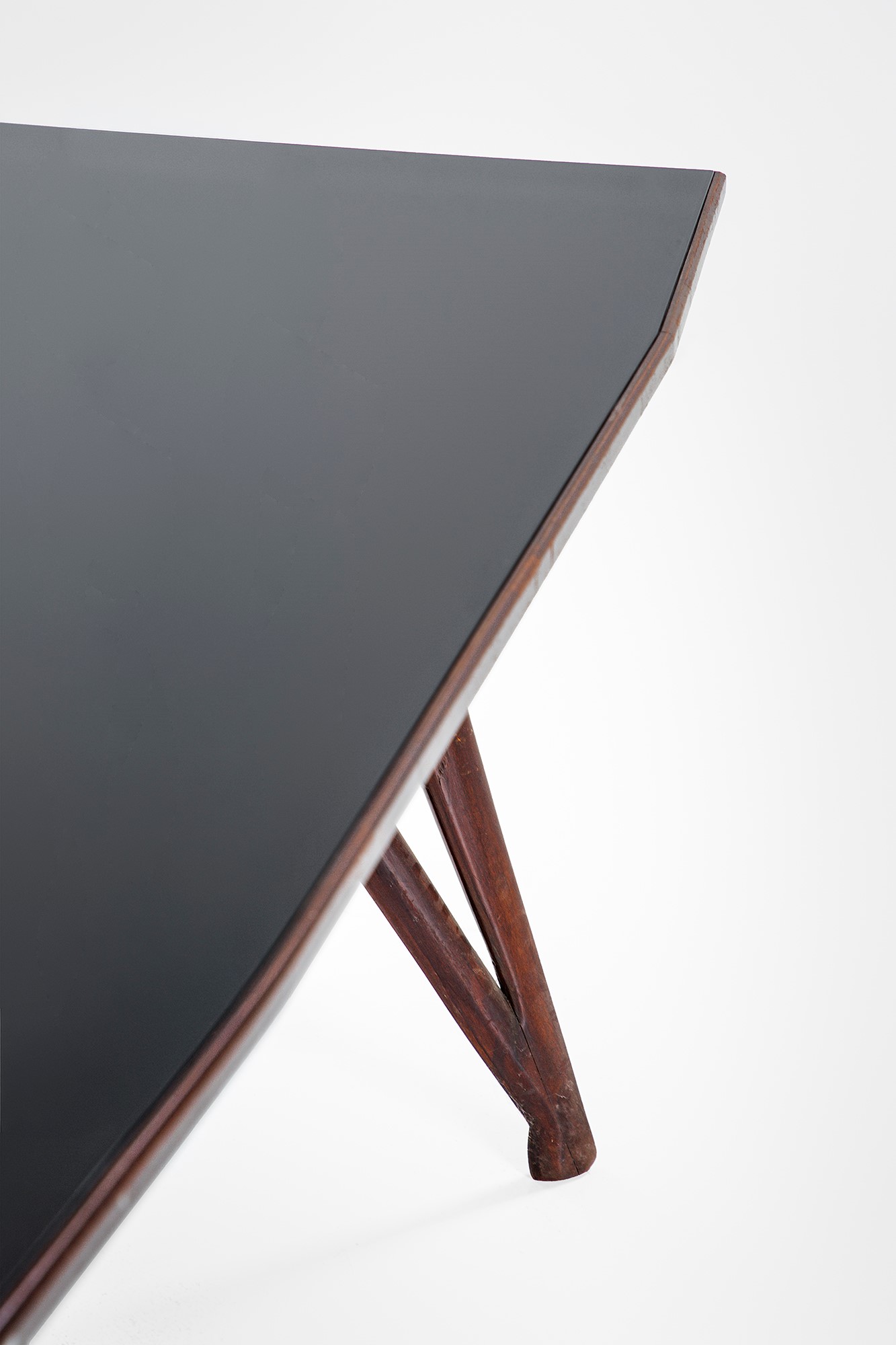 Tavolo, legno massello tinto sagomato con piano e inserto in vetro colorato (ca. 1950)