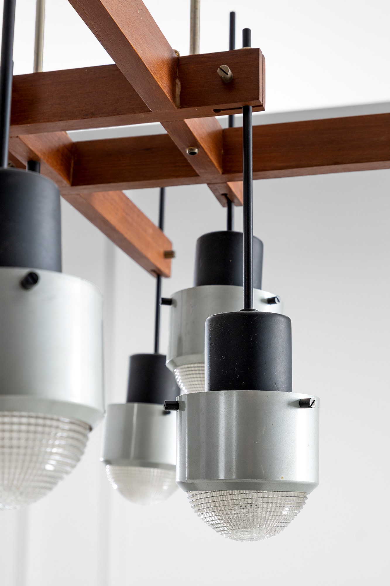 Stilnovo - Lampadario in legno massello, metallo verniciato, ottone e vetro stampato