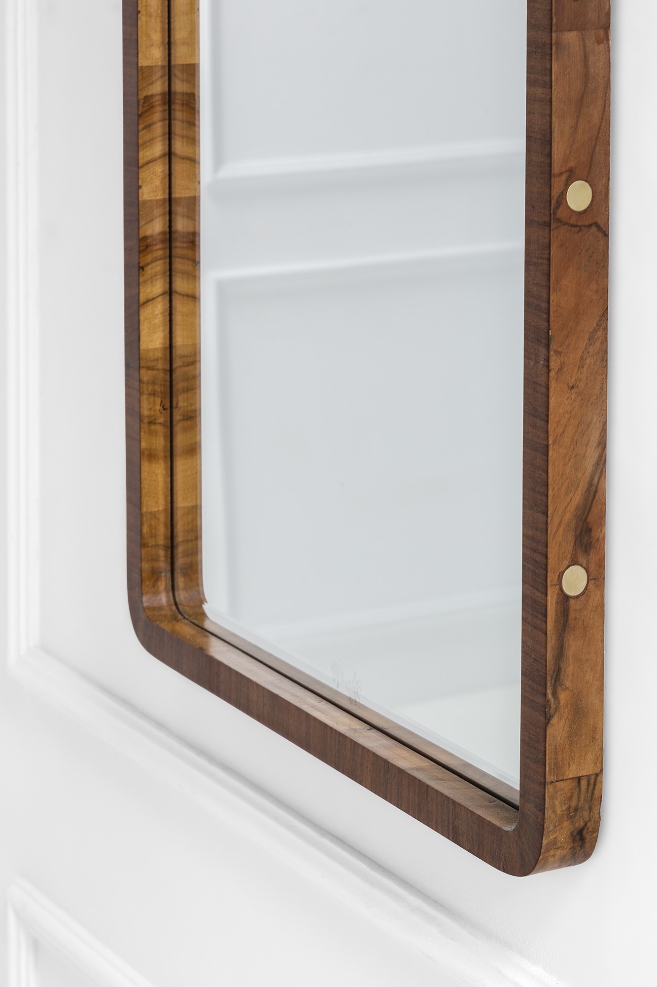 Specchio da parete, legno impiallacciato in radica e ottone, vetro specchiato con molatura (circa...