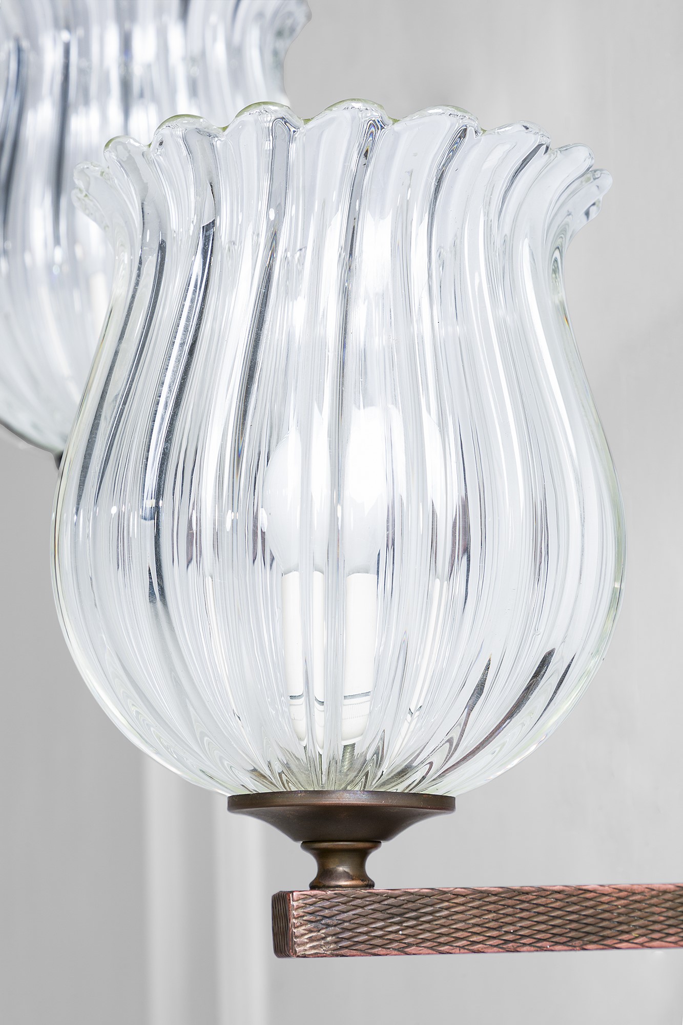 Due lampade da parete, metallo rame e vetro di Murano trasparente costolato (ca. 1950)