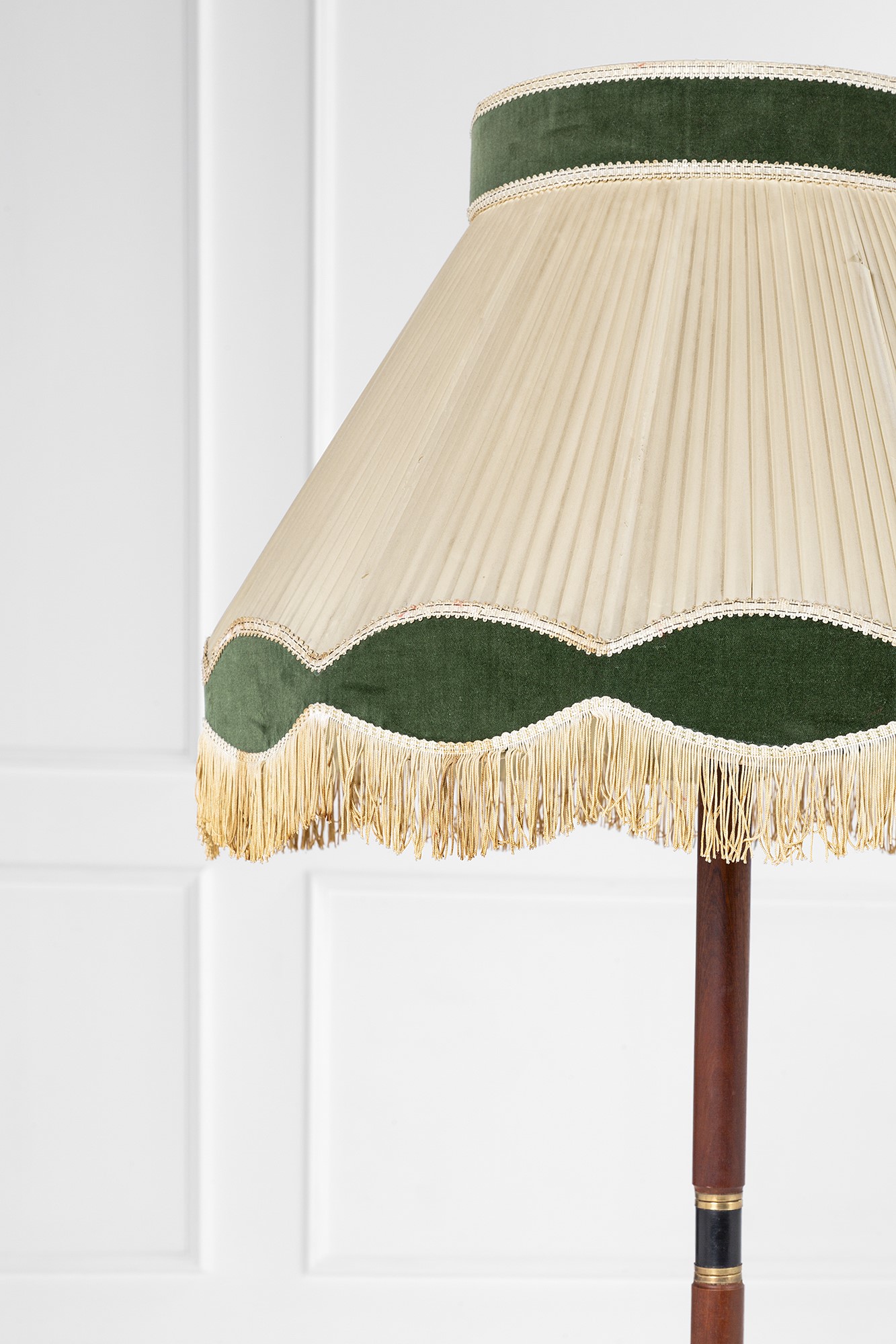 Lampada da terra, legno massello, ottone, marmo e tessuto (circa 1940)