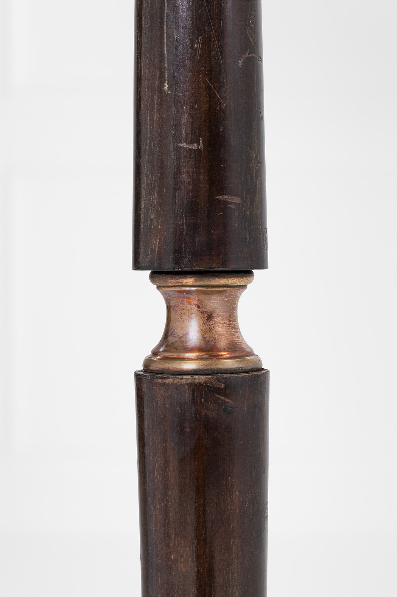 Lampada da terra, legno massello tinto, rame e marmo con elementi in tessuto (ca. 1940)