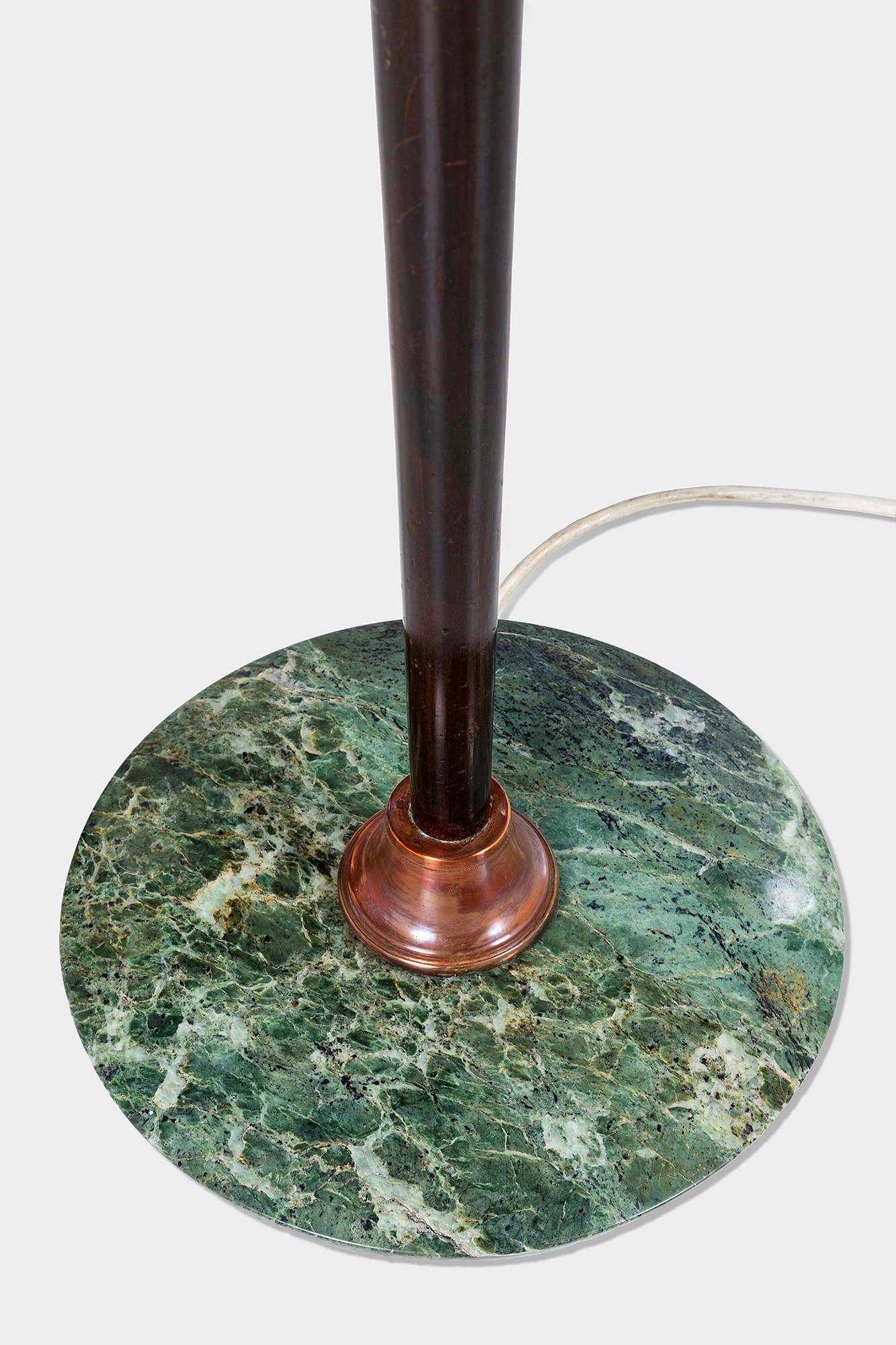Lampada da terra, legno massello tinto, rame e marmo con elementi in tessuto (ca. 1940)
